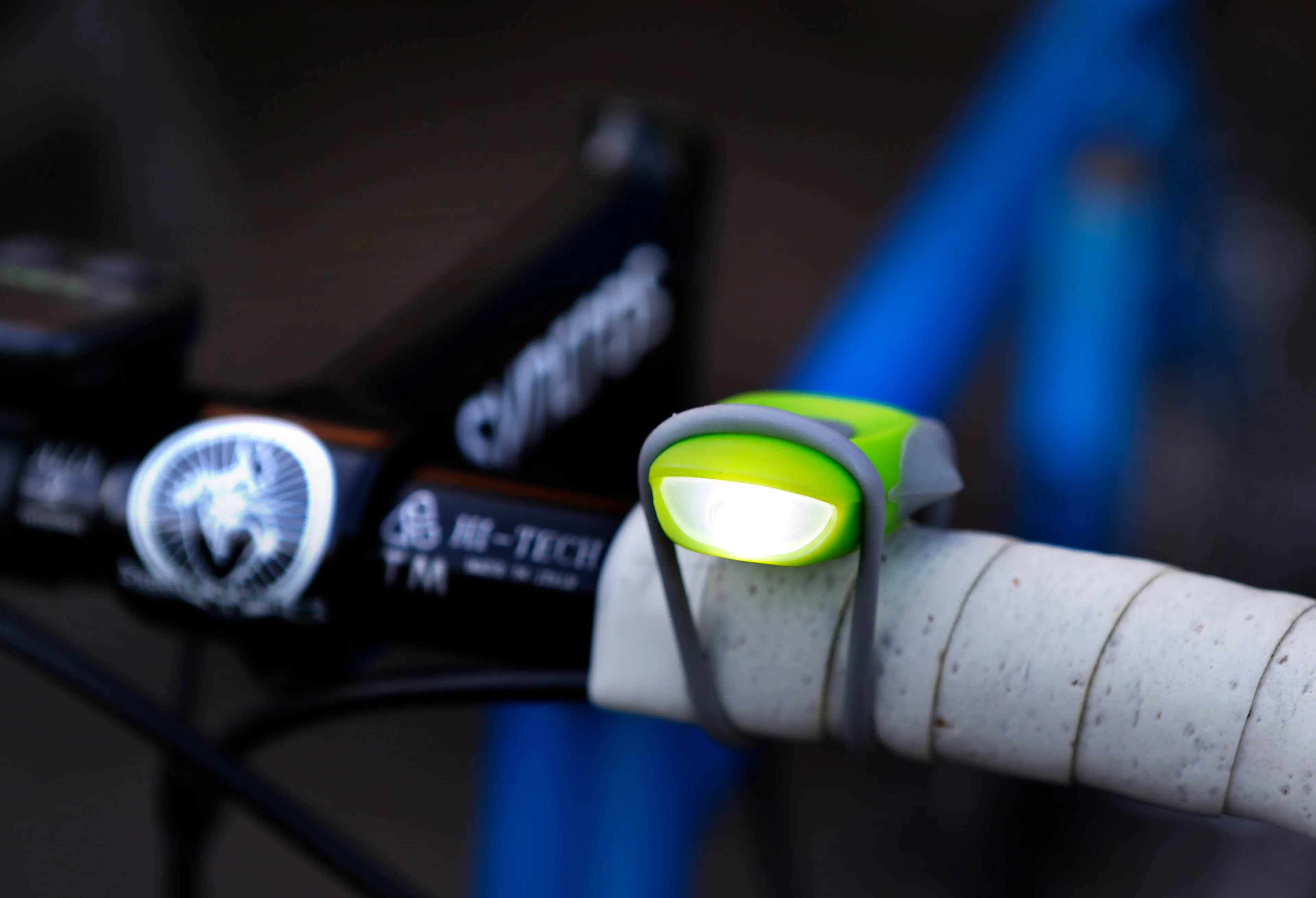 Man krijgt bekeuring voor fietsen zonder verlichting maar blijkt in cel te horen