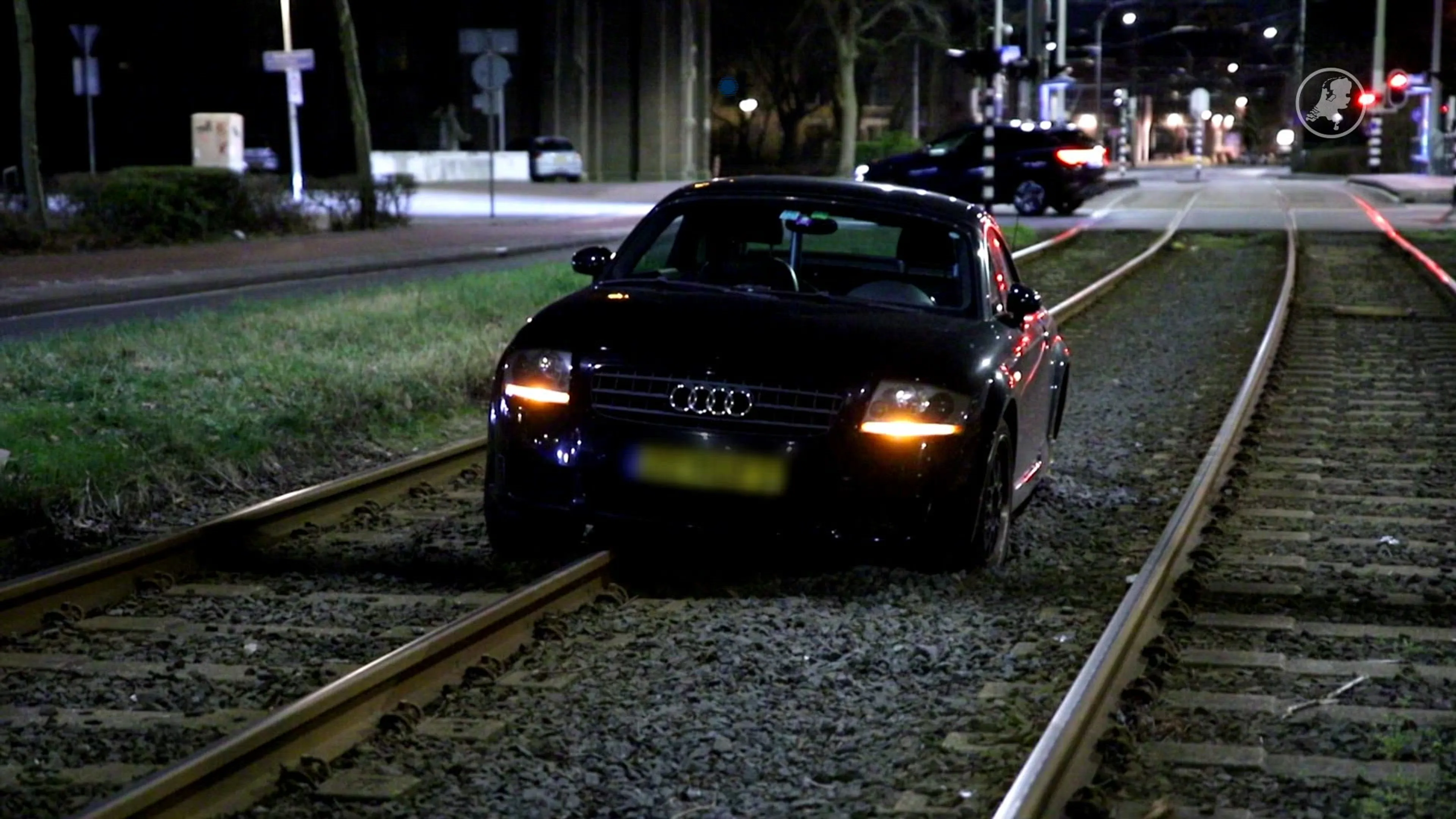 Auto komt klem op tramspoor in Den Haag na verkeerde afslag