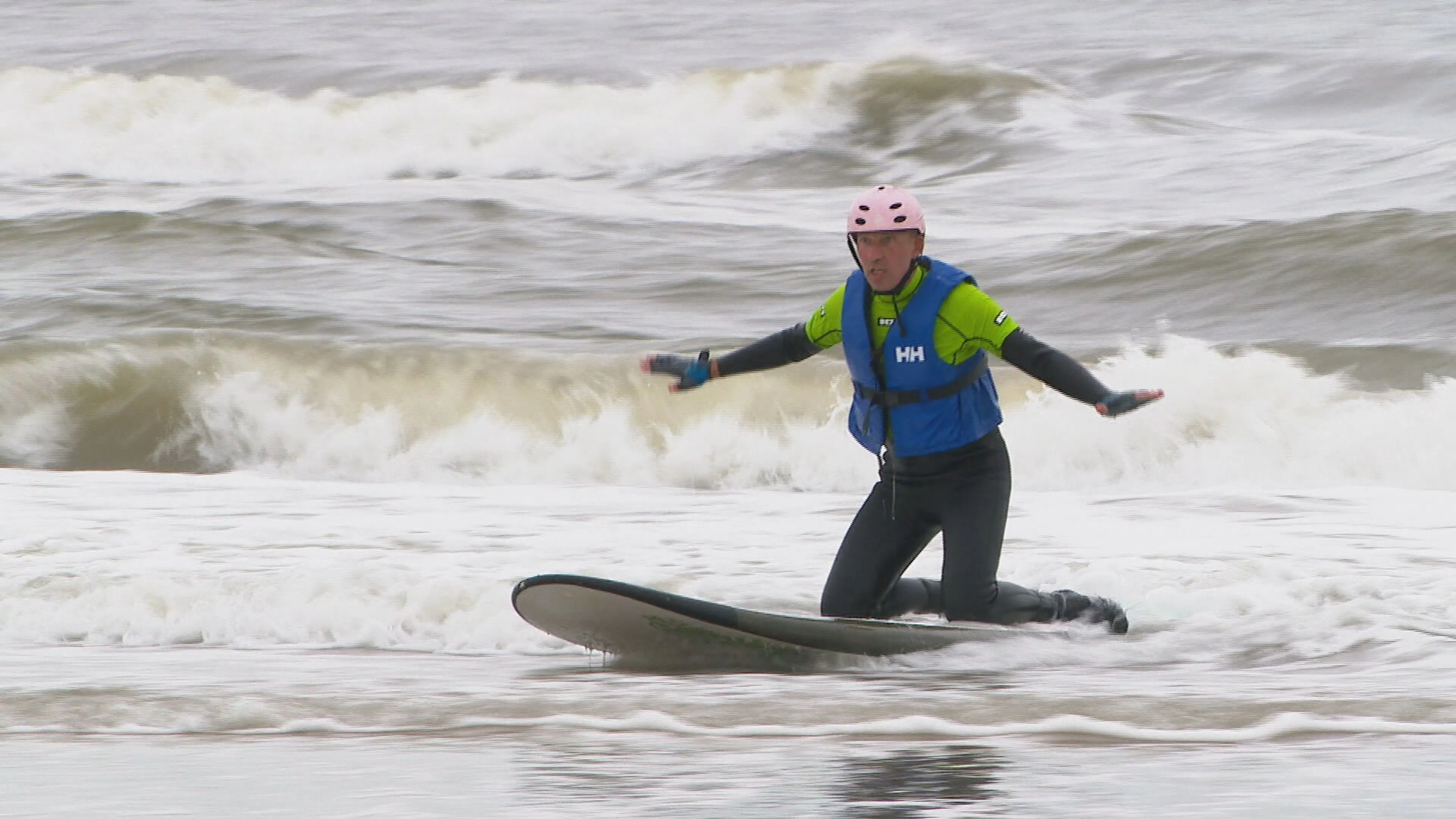 Surfen helpt mensen met hersenletsel sneller te herstellen: 'Heel fijn om verbetering te merken'