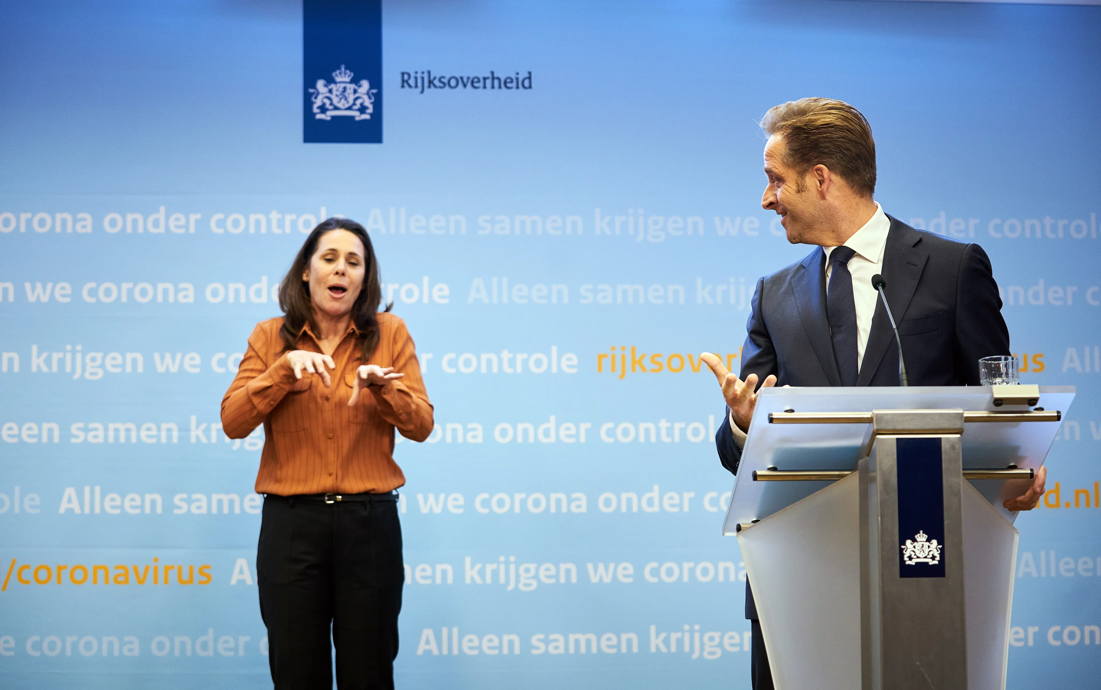 Populairste gebarentolk van Nederland krijgt eigen tv-programma