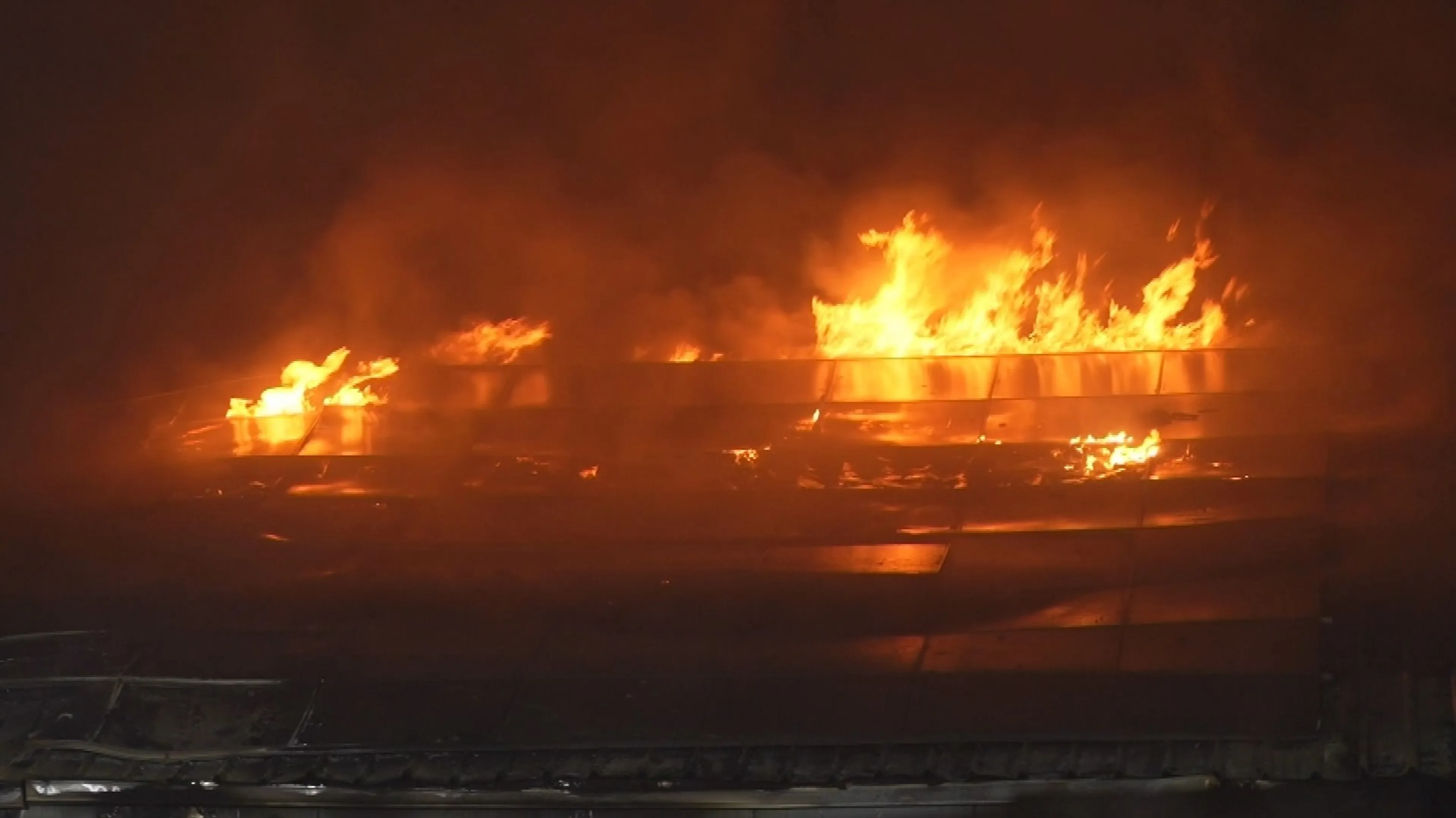 Zeer grote uitslaande brand in Weert, loods met landbouwmachines ingestort