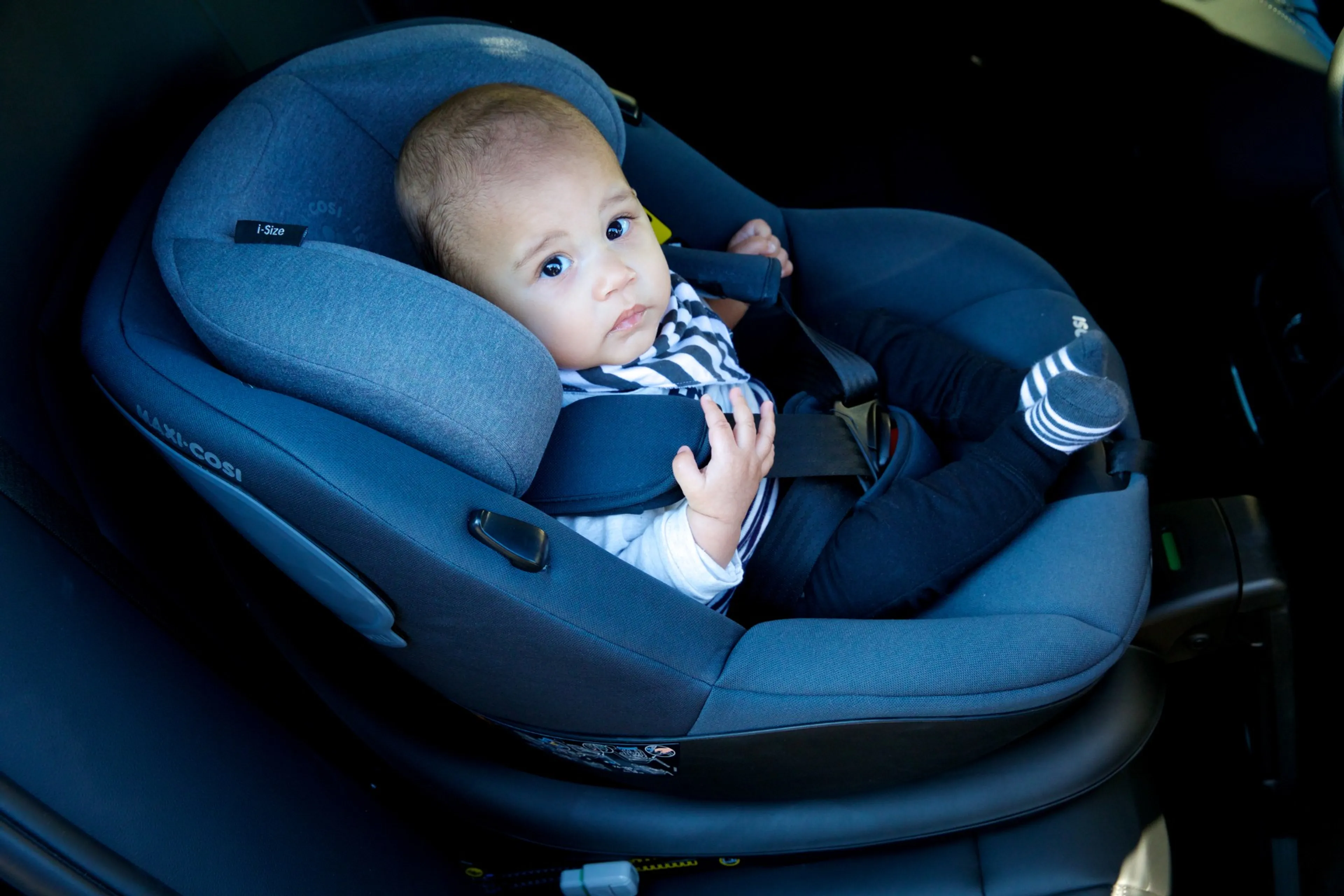 Ouders laten kindje (1) achter in auto om te gaan shoppen