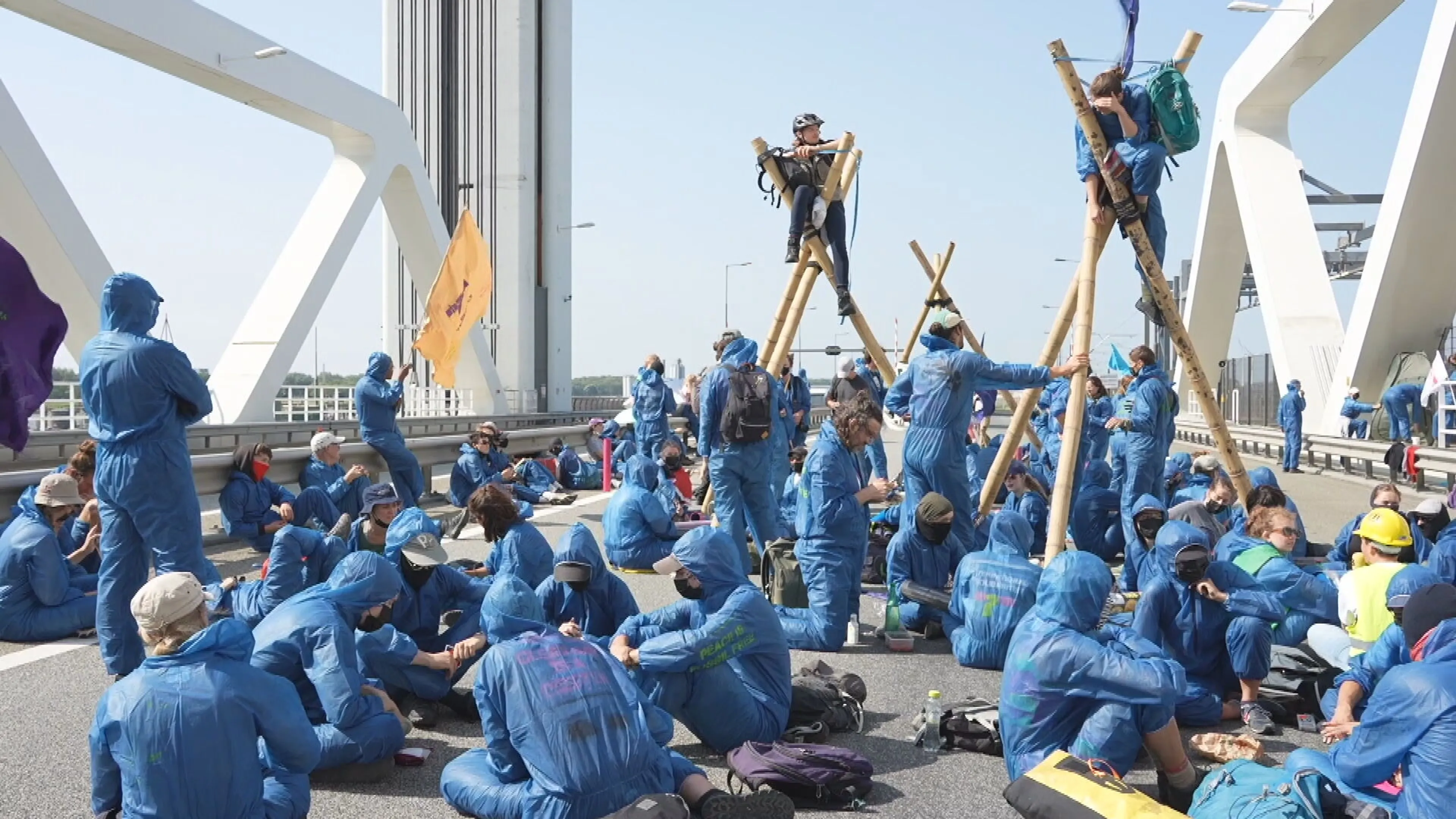 Klimaatactivisten blokkeren deel Botlekbrug op A15