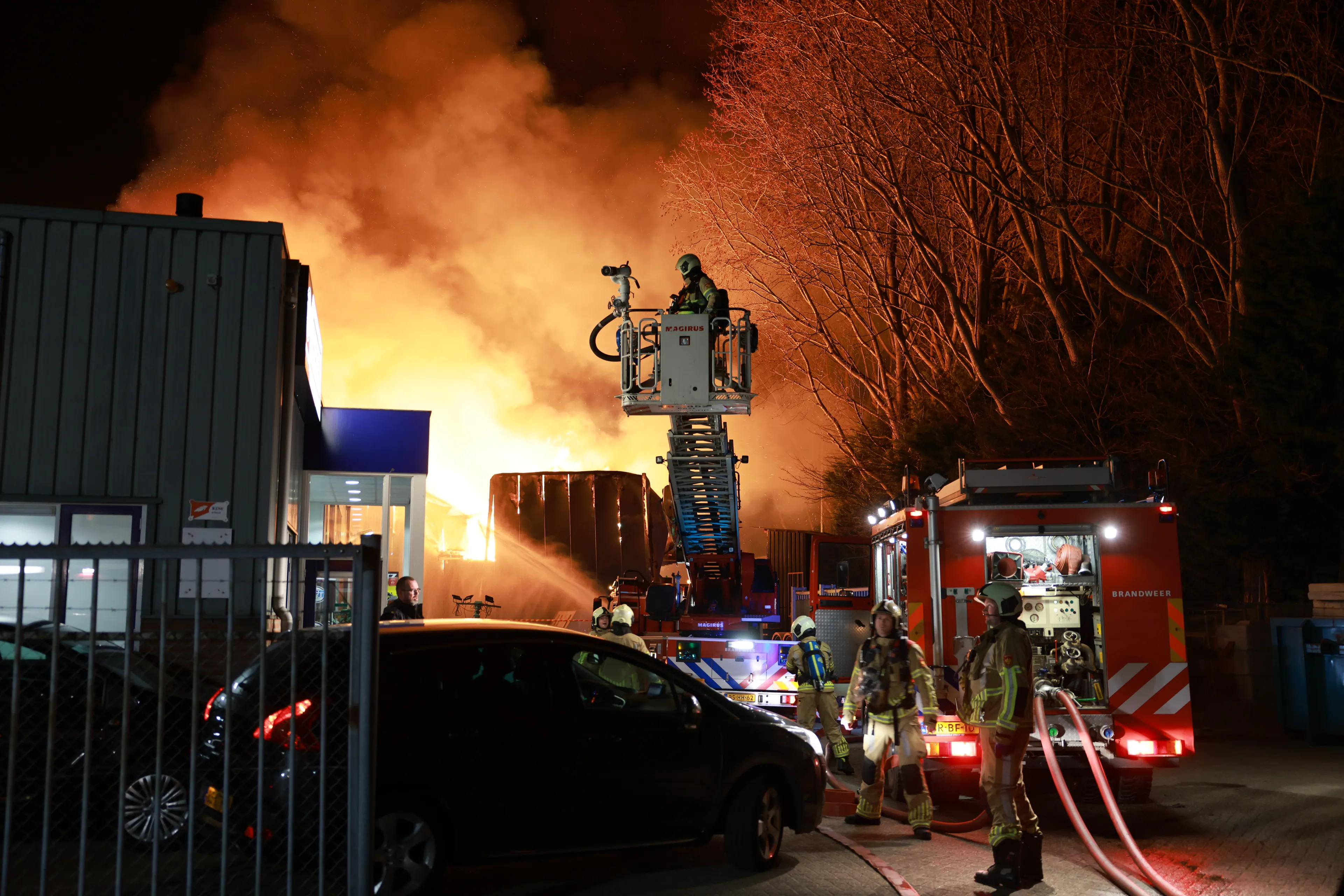 Zeer grote brand uitgebroken in BPG Bouwmarkt in Baarn