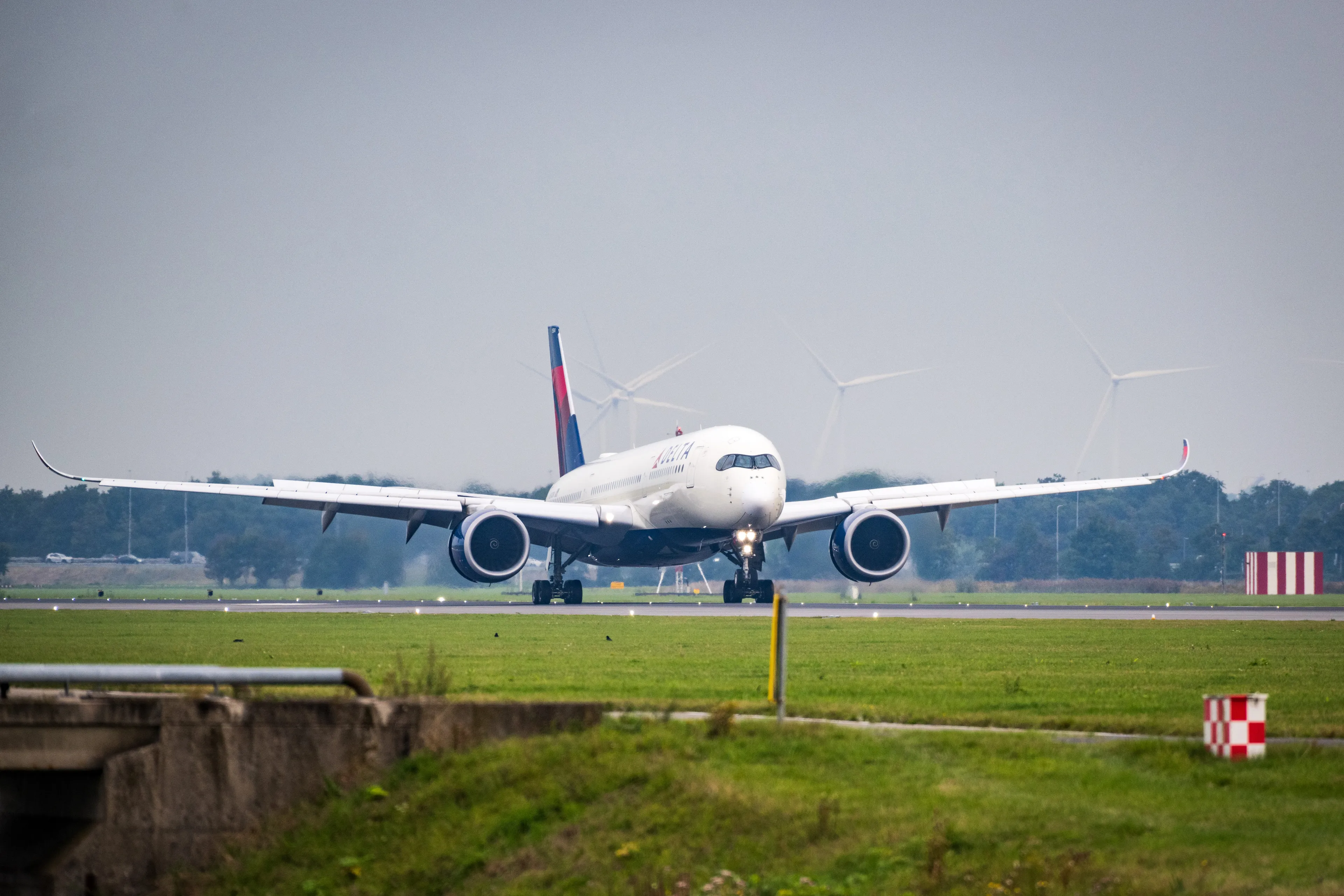 Passagiersvliegtuig landt vóór landingsbaan op Schiphol