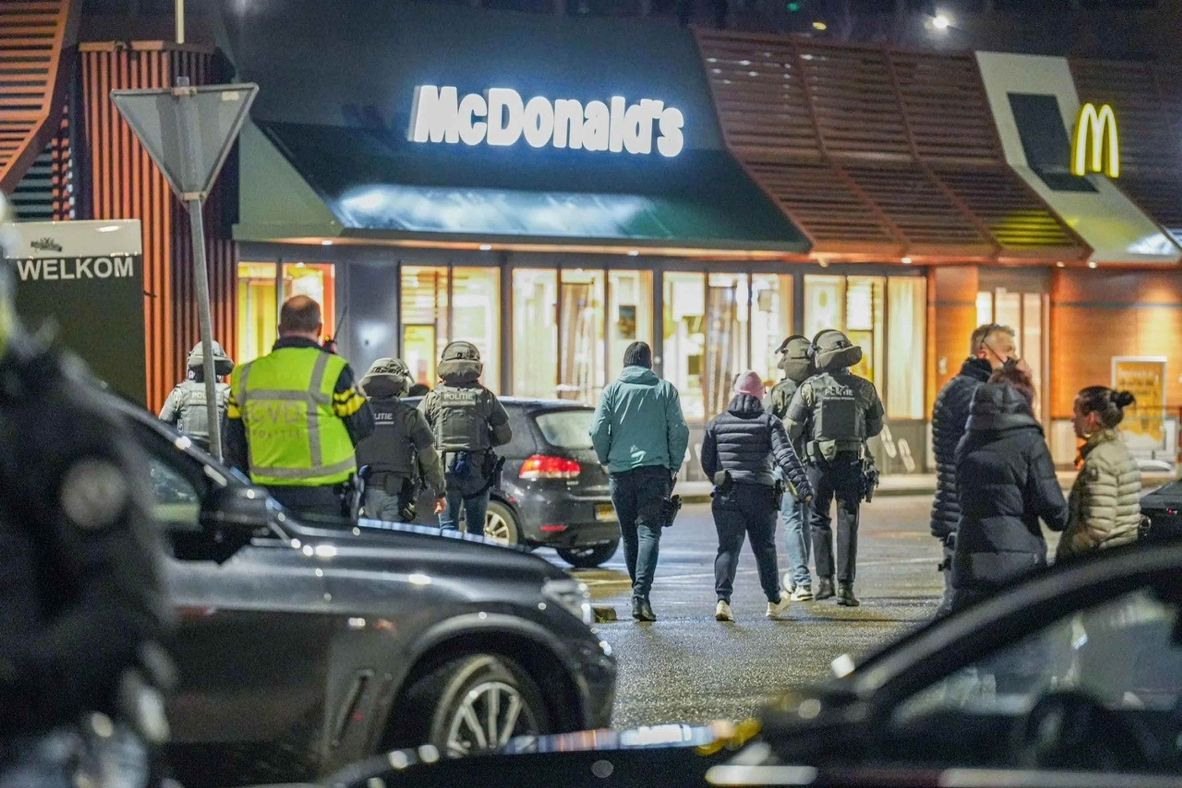 McDonalds in Assen ontruimd: man staat op dak, DSI-team ingezet