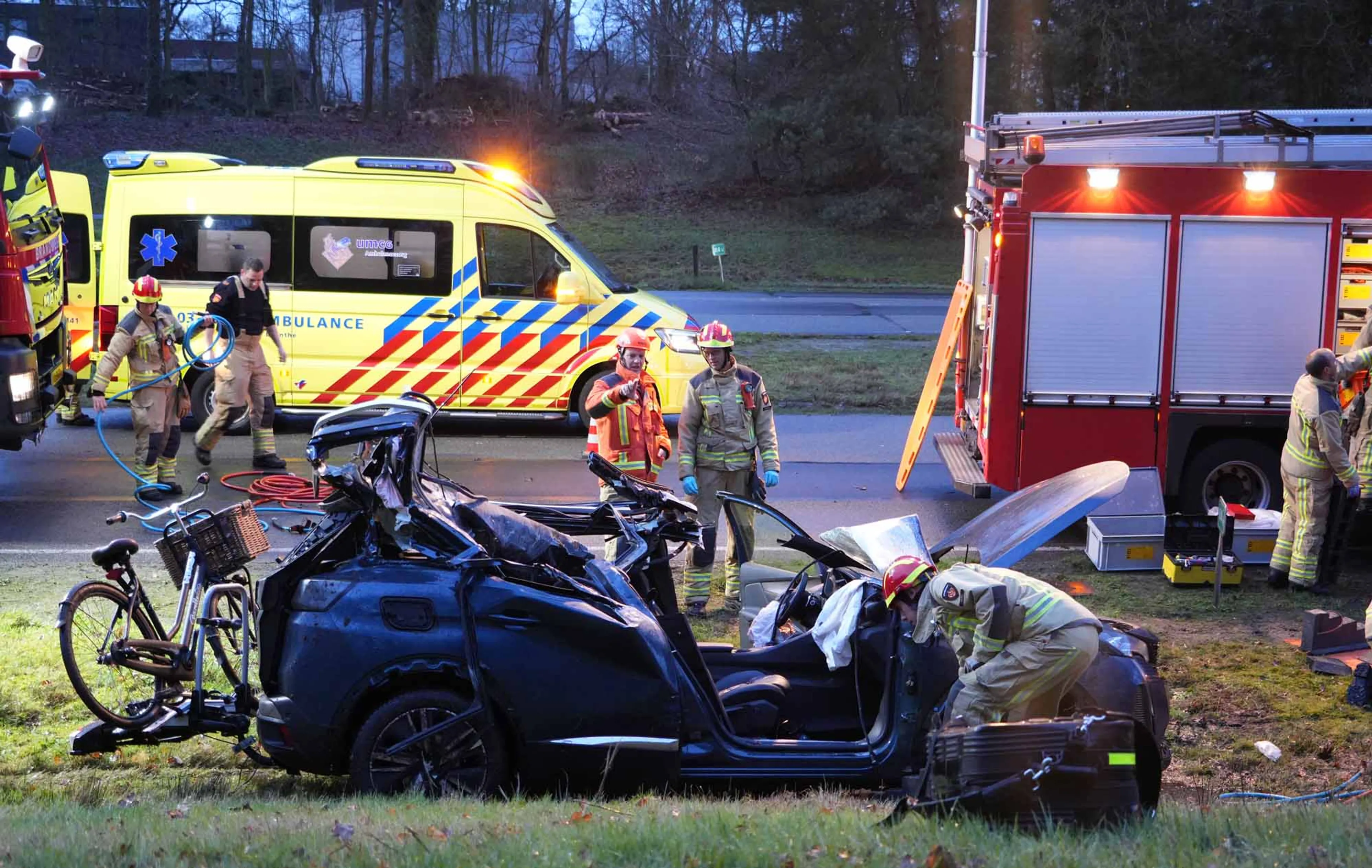 Twee zwaargewonden na ongeval met meerdere voertuigen in Emmen