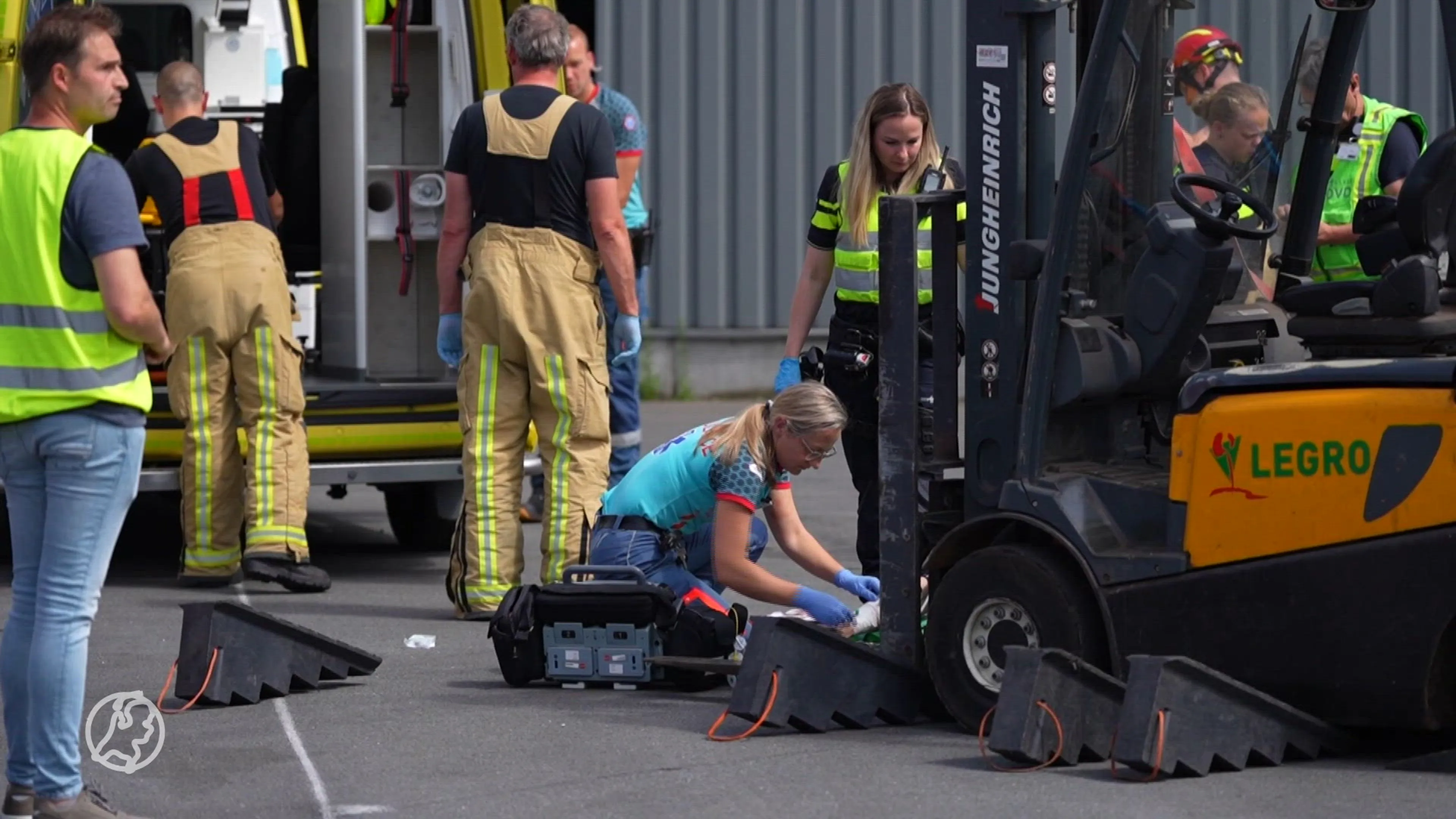 Man komt onder heftruck terecht bij bedrijf Helmond