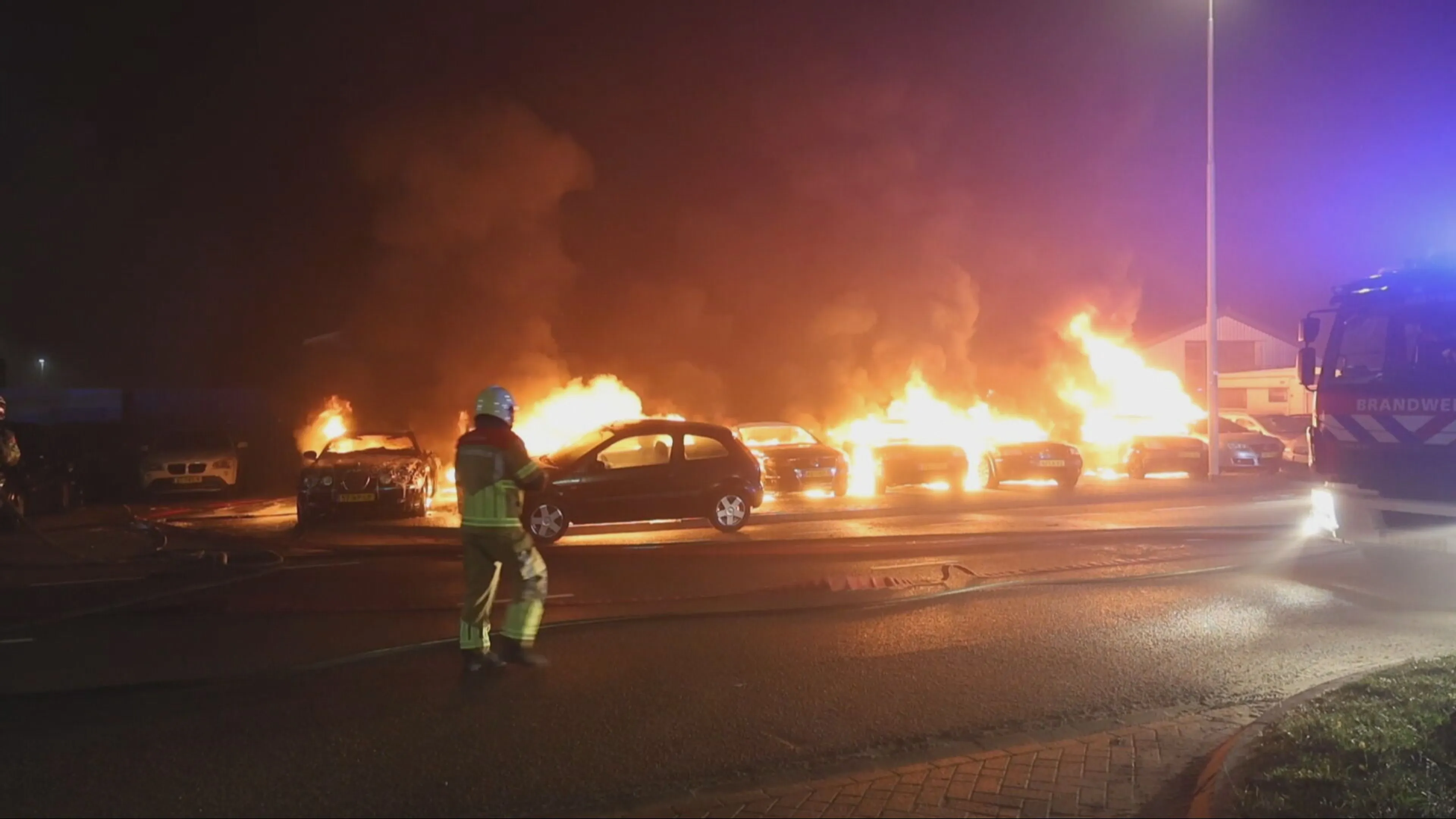 Grote brand bij autorecyclingbedrijf Leeuwarden: twintig auto's in vlammen op