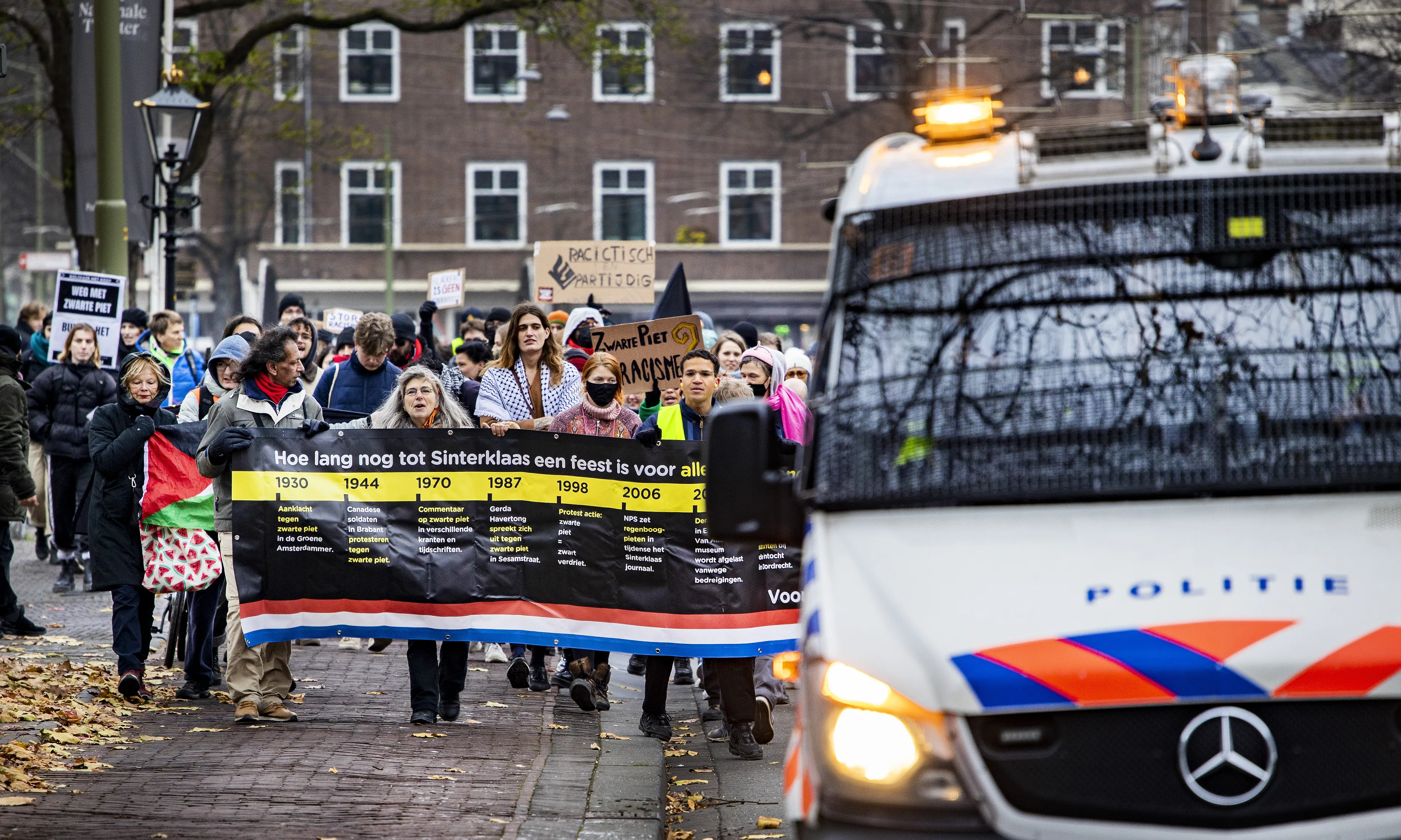 Honderden mensen lopen mars om in Staphorst belaagde activisten te steunen