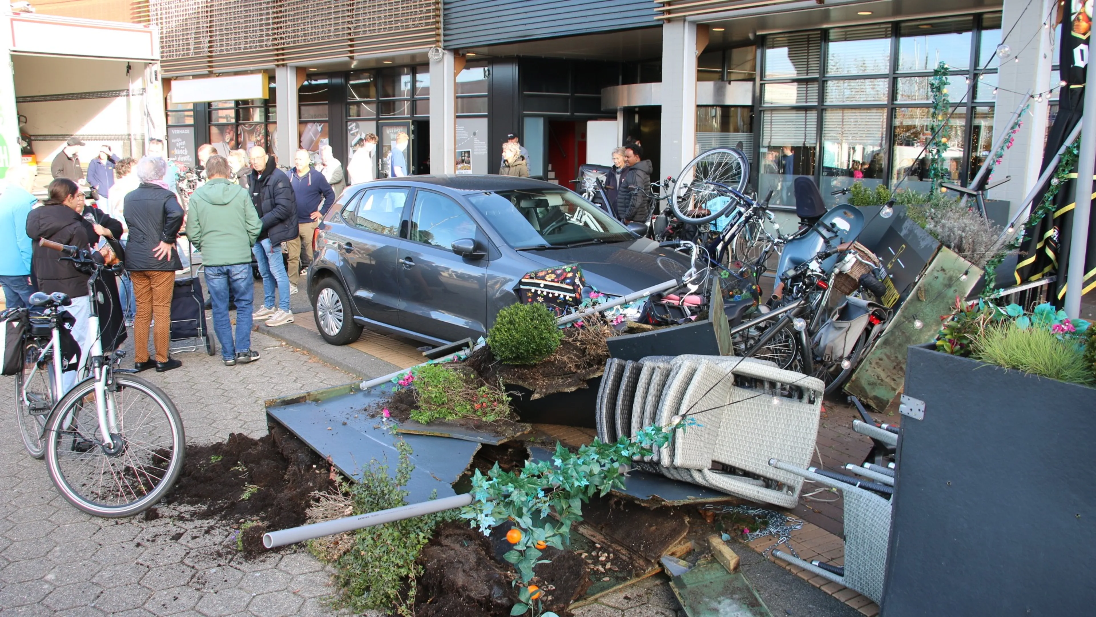 Automobilist rijdt terras op: voetganger vliegt over motorkap