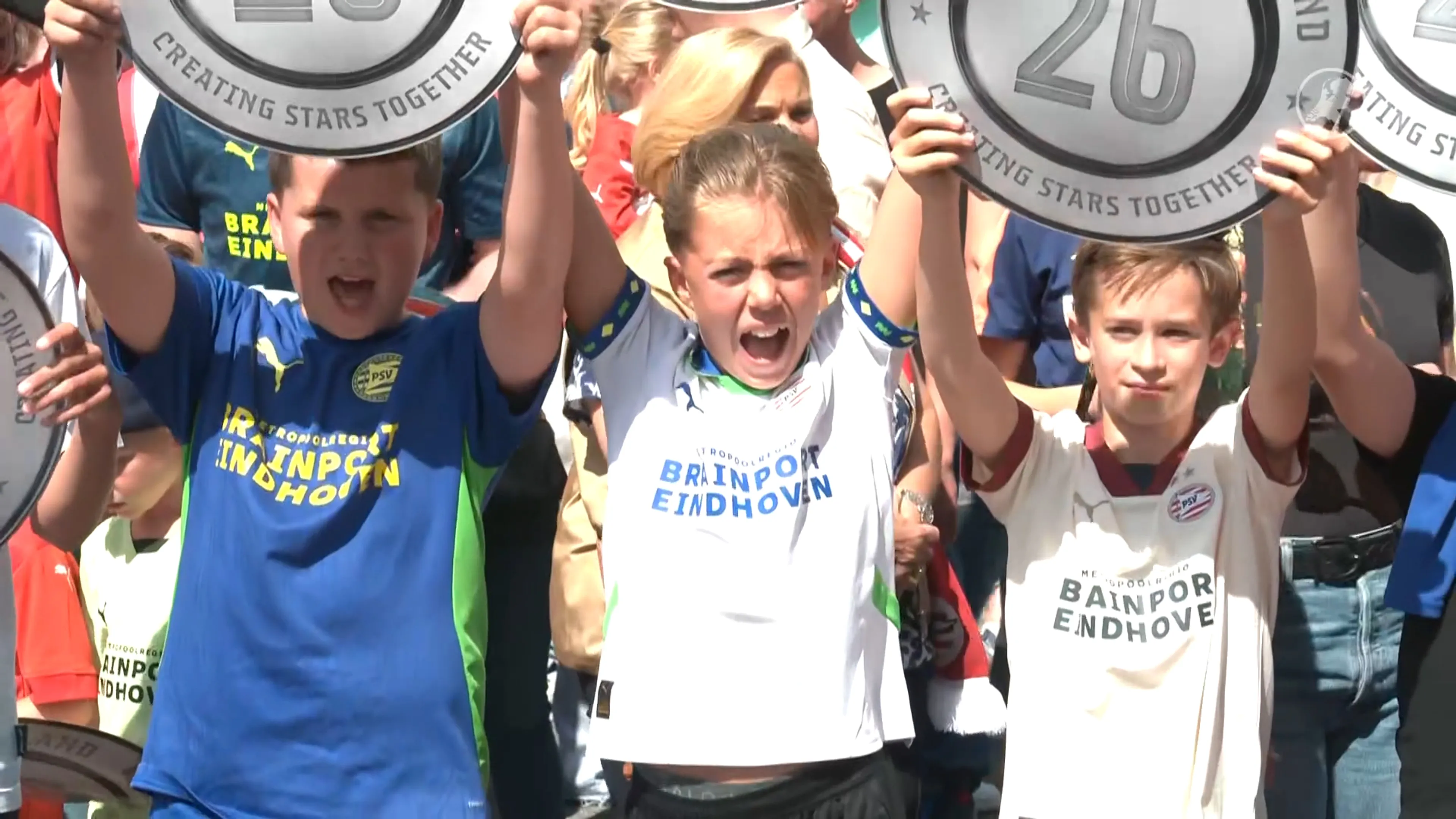 Fans uitzinnig bij huldiging PSV