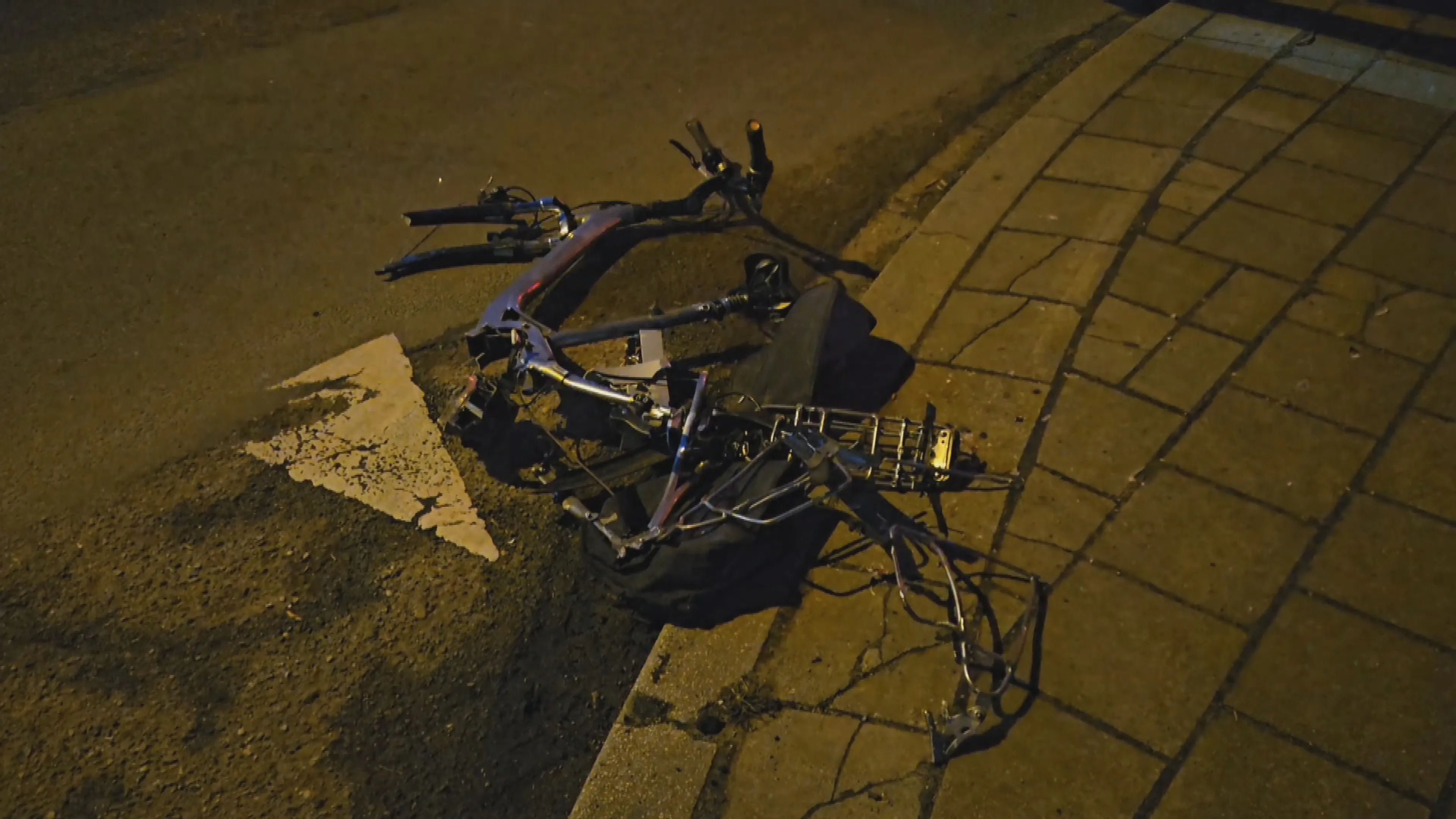 Fietser na aanrijding honderden meters meegesleurd door vrachtwagen in Losser