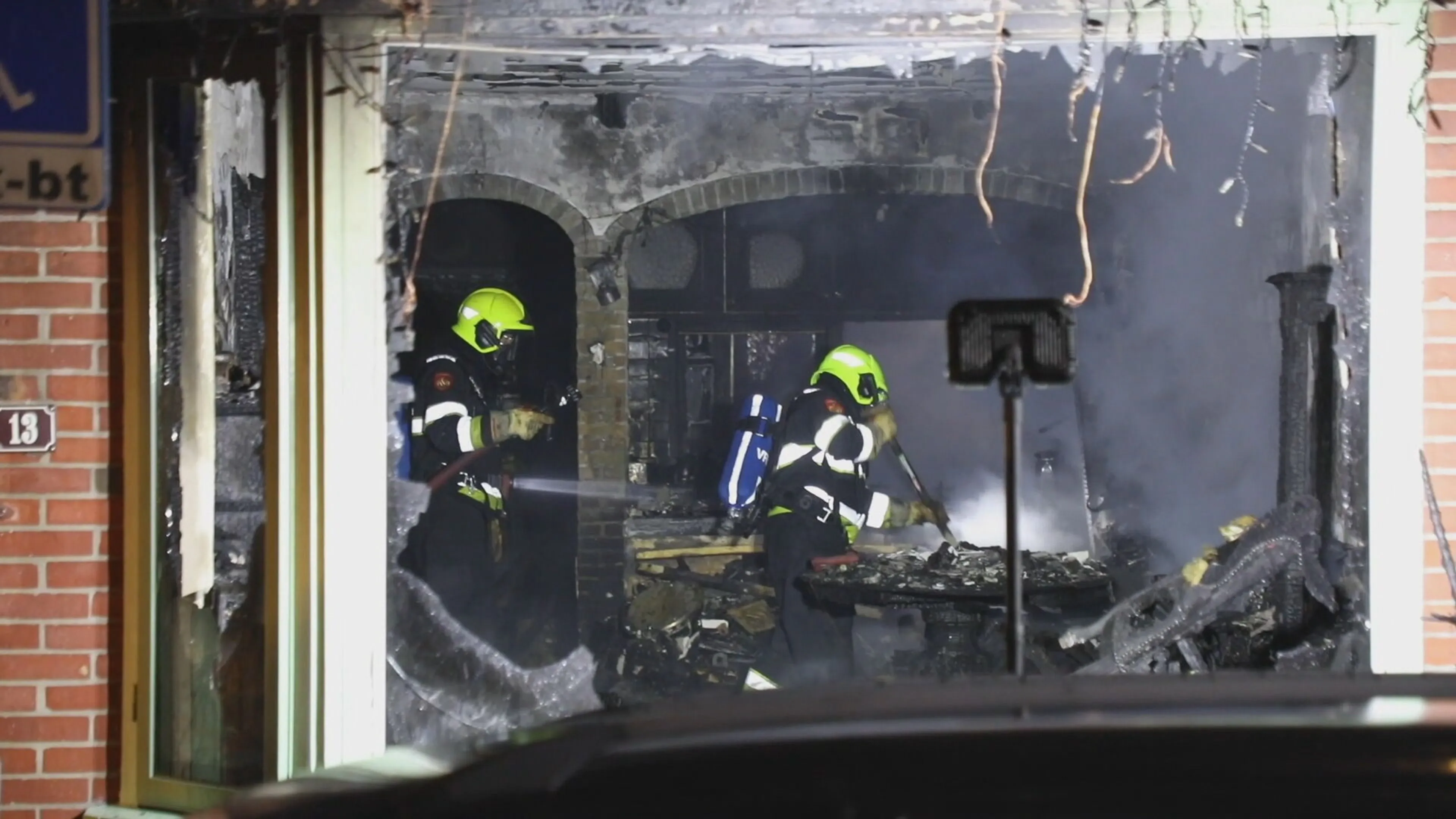 Twee mensen naar ziekenhuis na uitslaande woningbrand IJmuiden