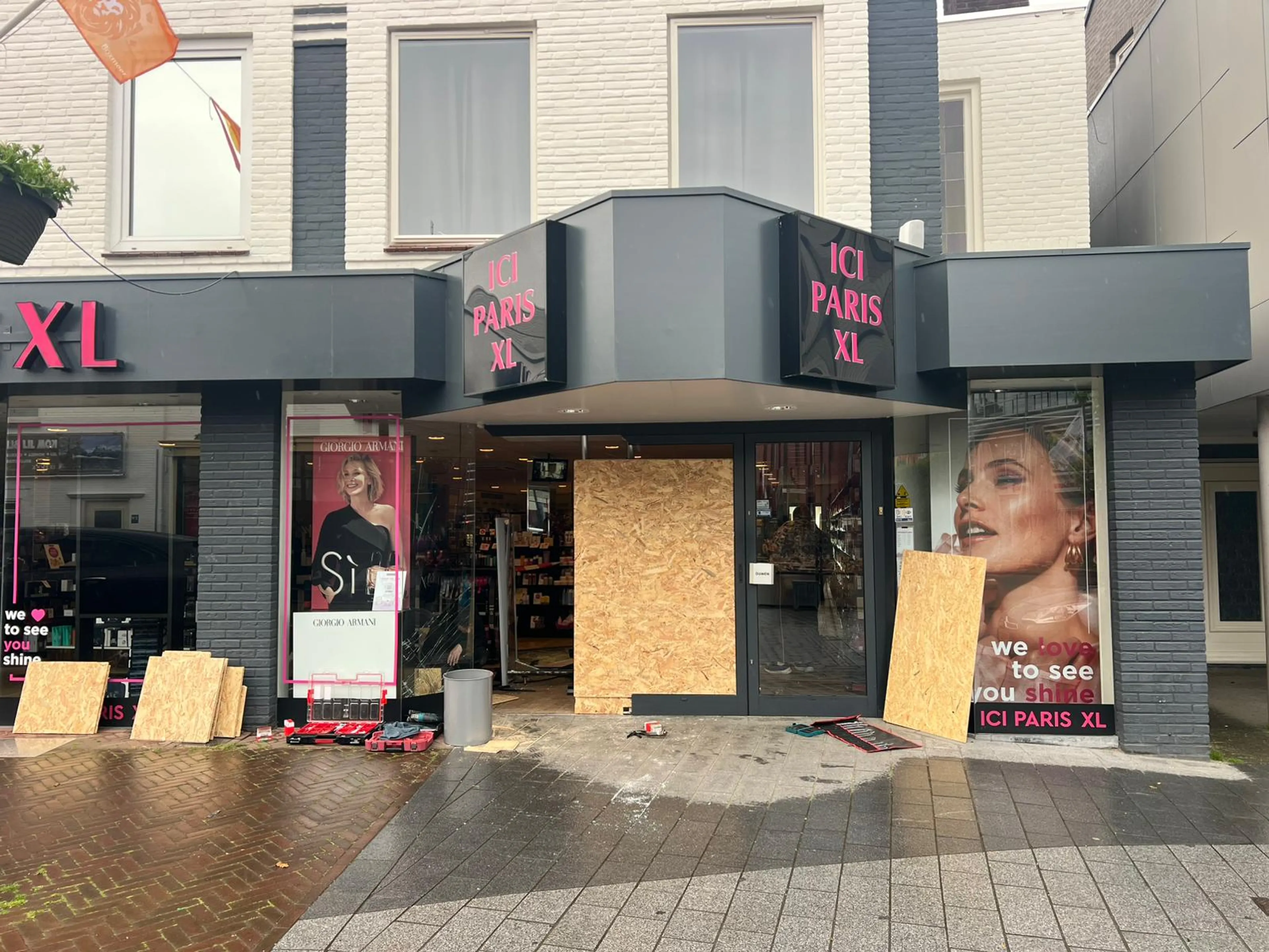 Flink wat schade na ramkraak bij winkel in Boxmeer, daders spoorloos