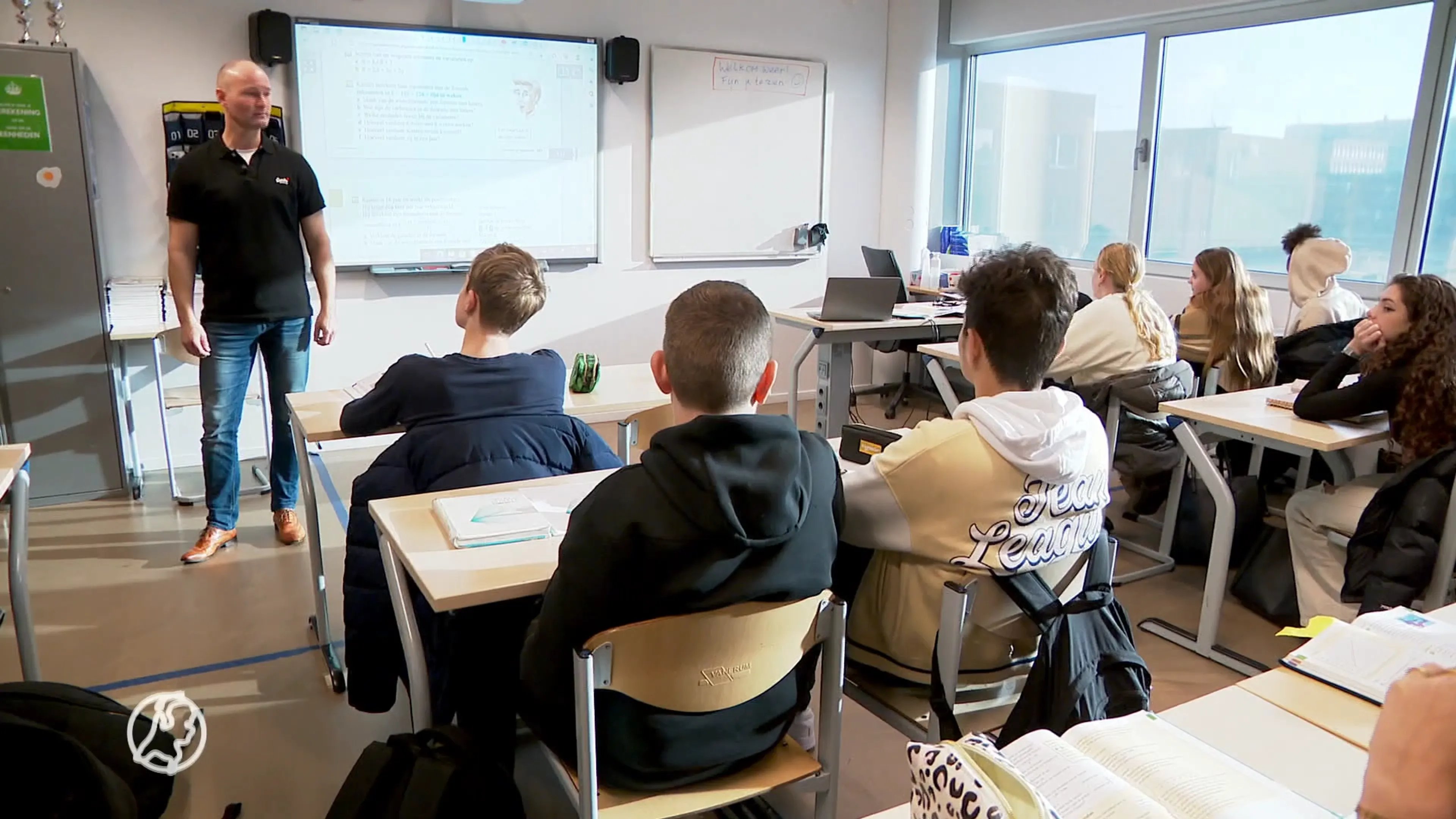 'Leerlingen moeten laptop of tablet van de overheid krijgen, want kosten voor ouders te hoog'
