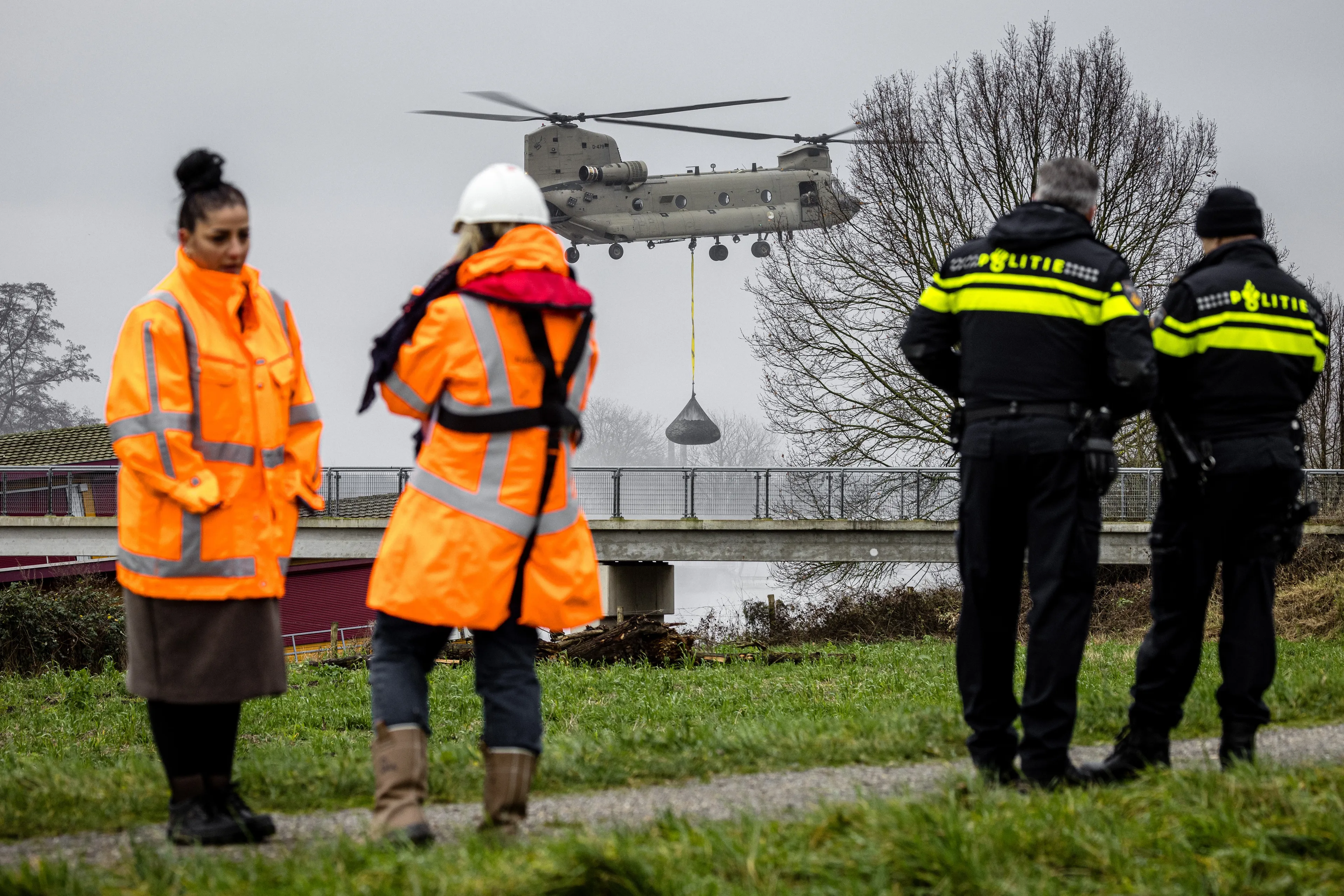 Aannemers en militairen weer verder met bouw nooddam Maastricht