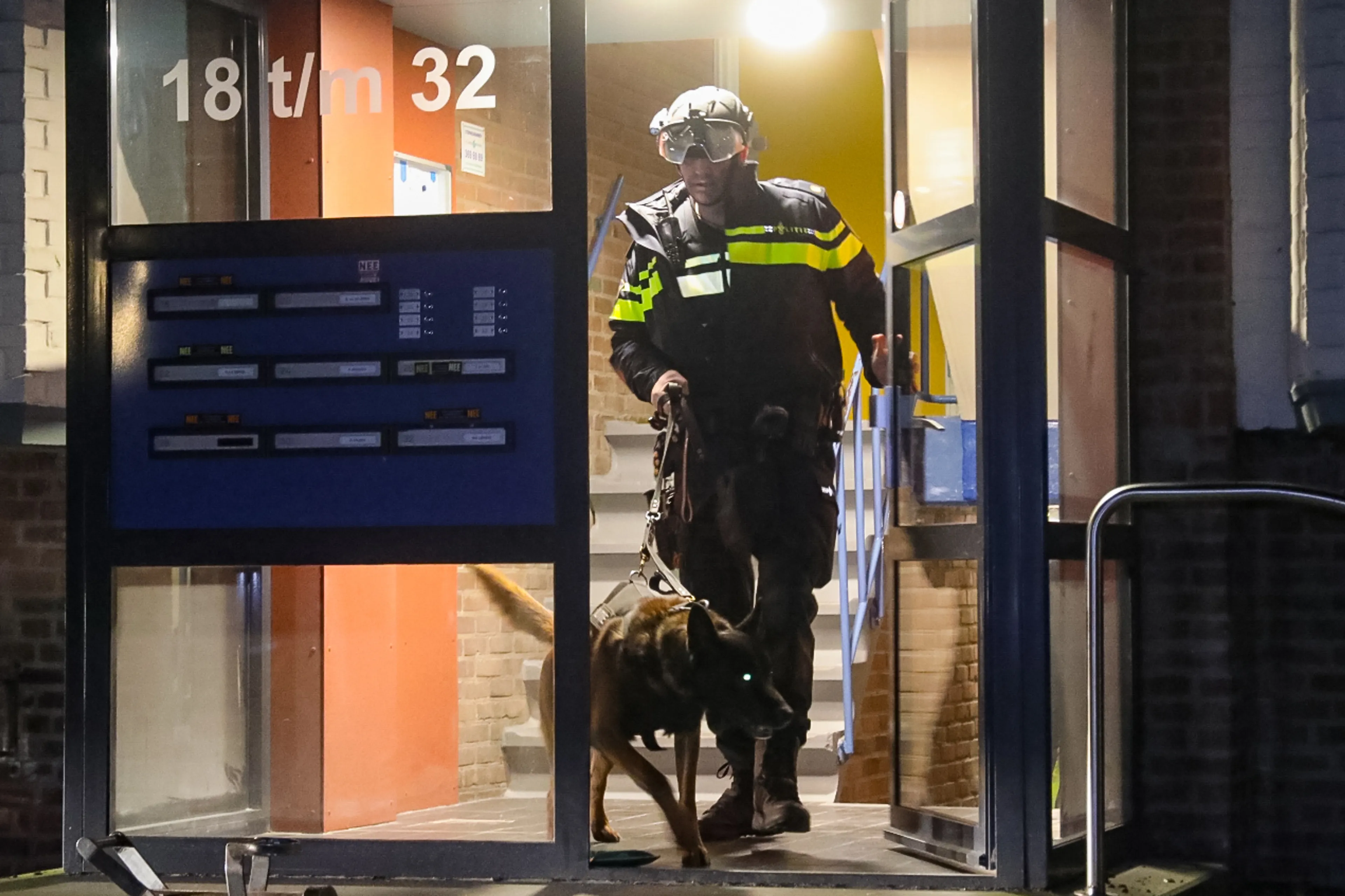 Man zwaargewond na steekpartij in Apeldoorn, politie valt huis van verdachte binnen