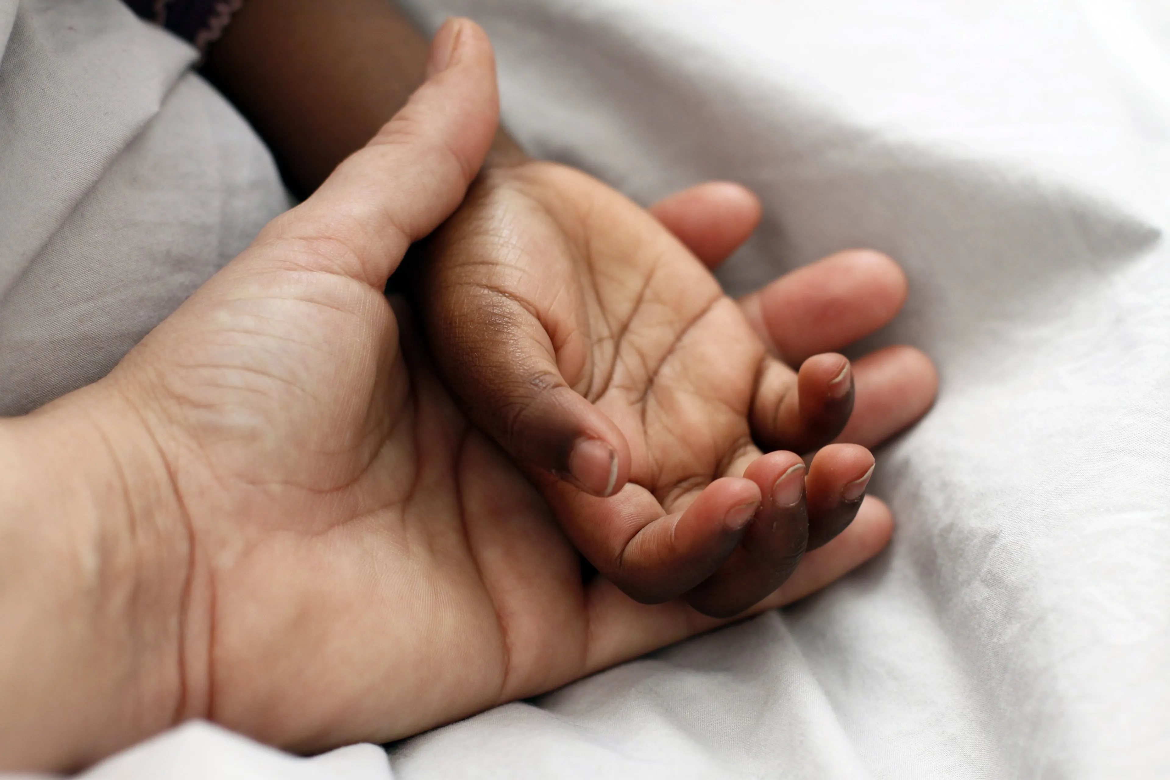 Adopteren uit het buitenland mag per direct niet meer: 'Overheid is tekortgeschoten'