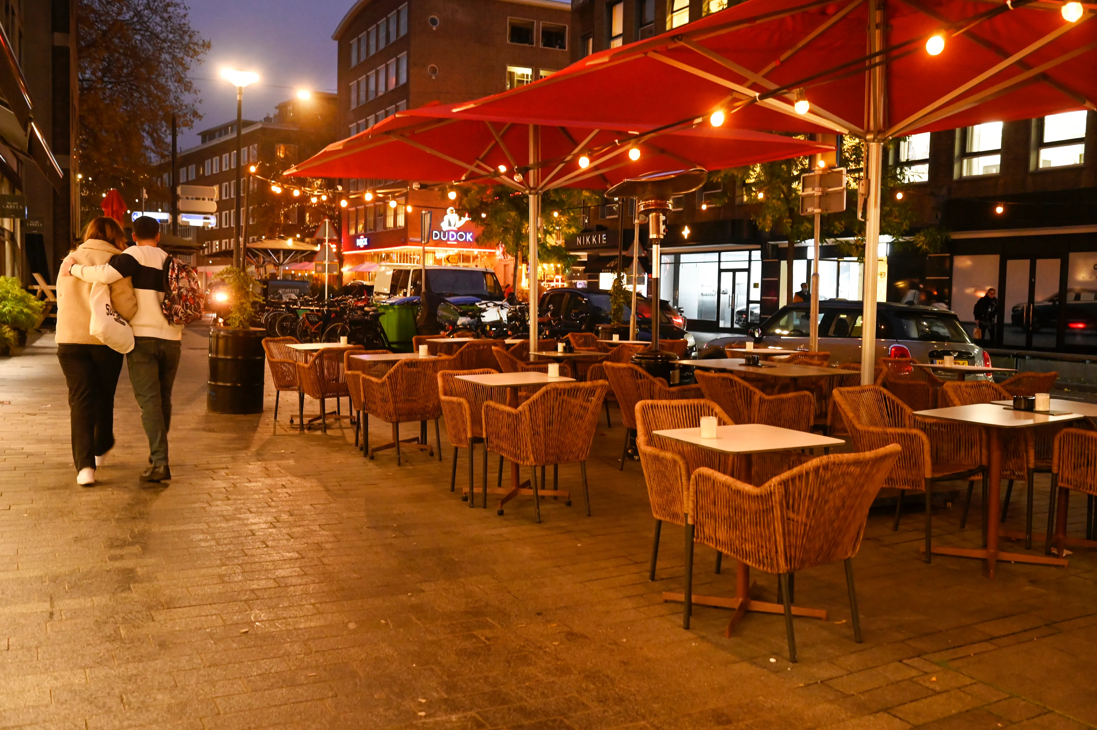 OMT adviseert horeca en niet-essentiële winkels nog eerder te sluiten