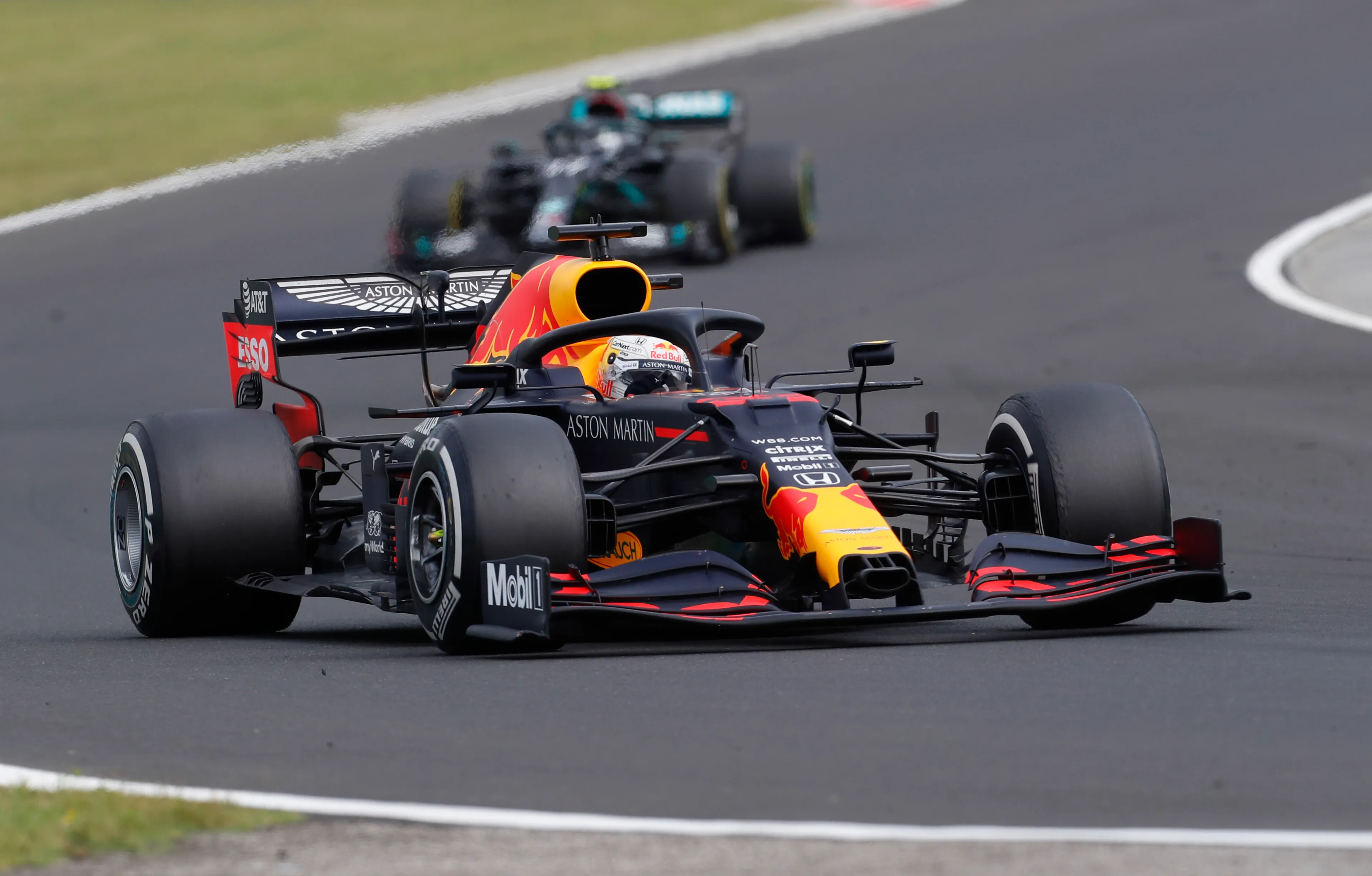 Verstappen ondanks crash in opwarmronde toch op podium Hongarije