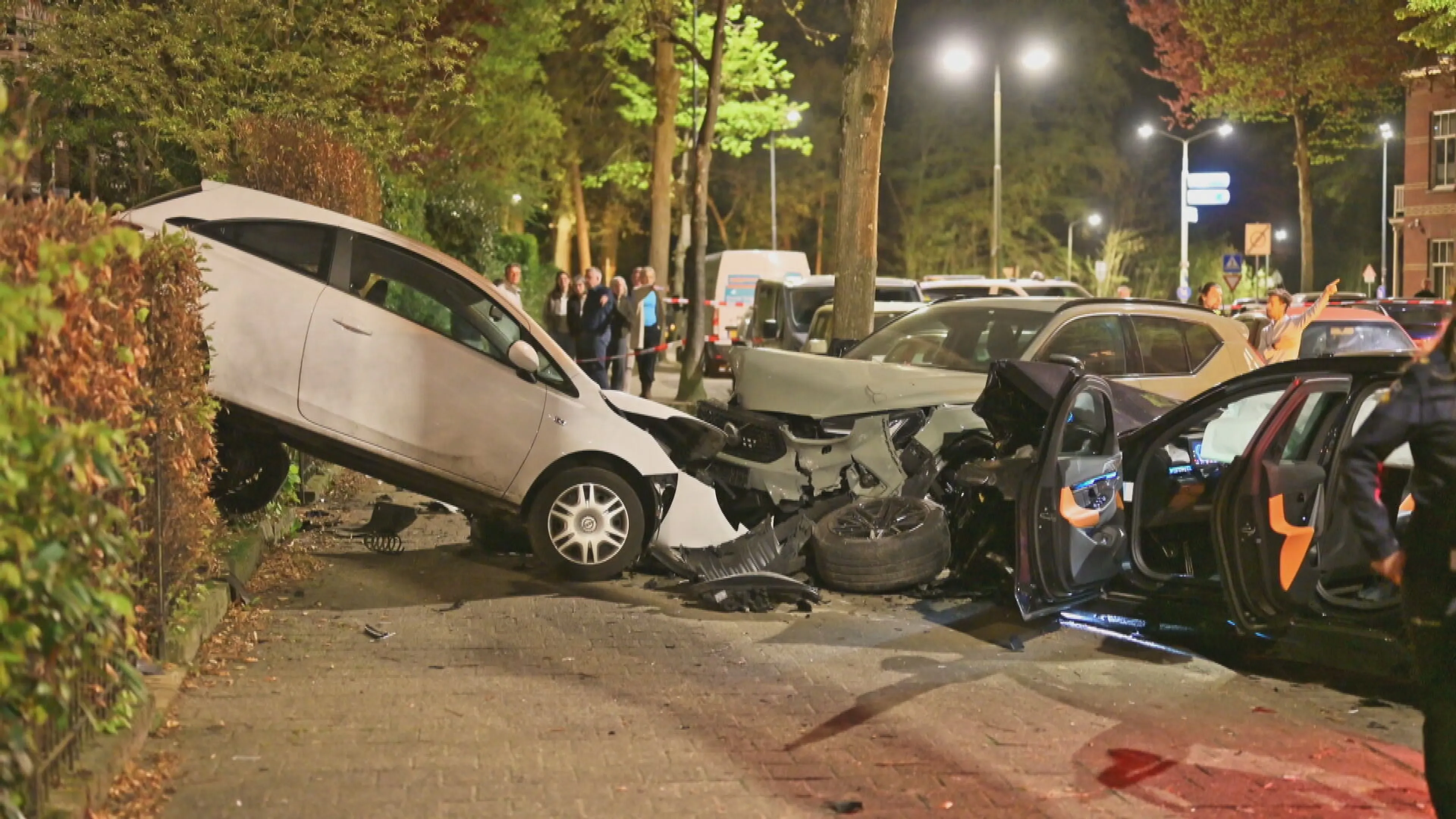Auto op hek, vier voertuigen geraakt: ravage bij ongeval Breda