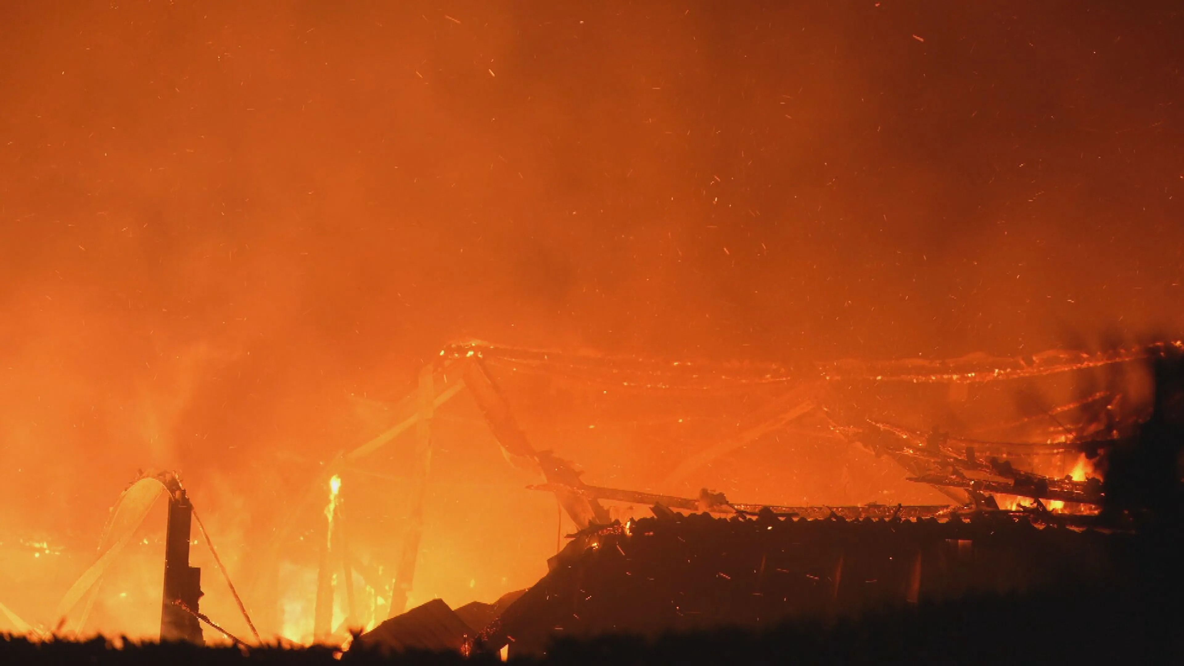 Grote brand bij zorgboerderij in Oijen, bewoners en paarden op tijd gered