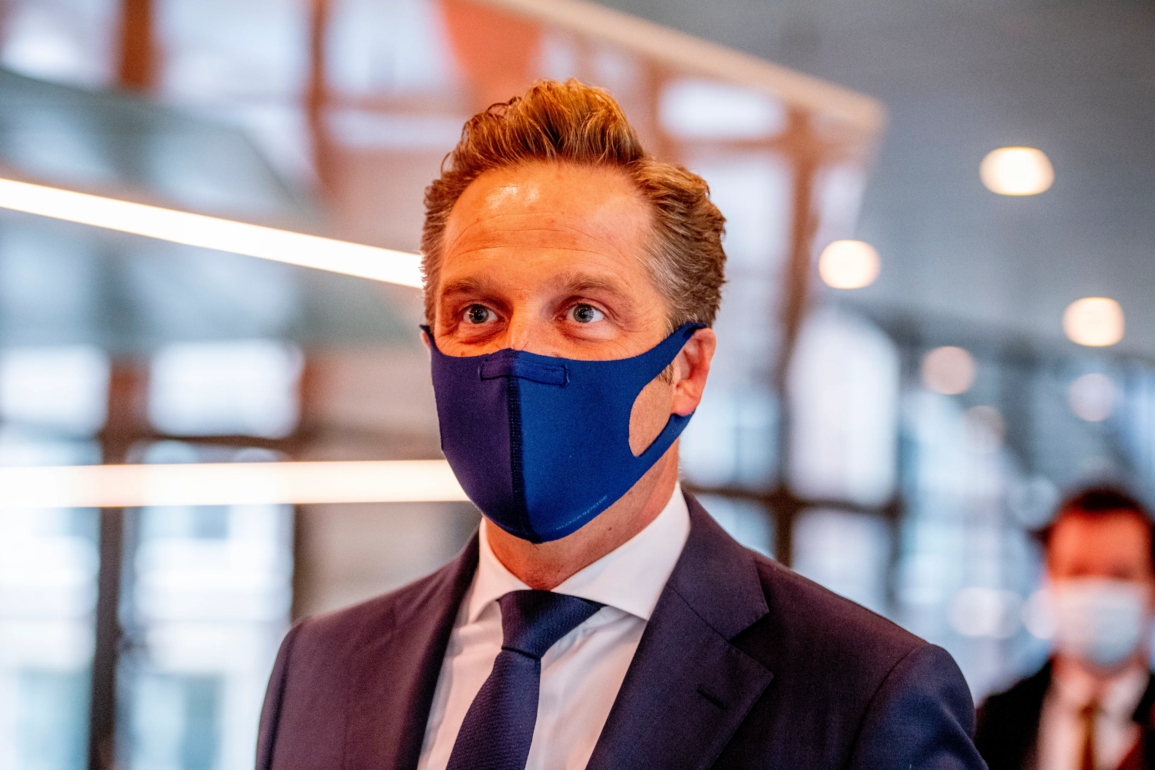 Nederlanders blij met strengere coronamaatregelen, meeste steun voor mondkapjesplicht