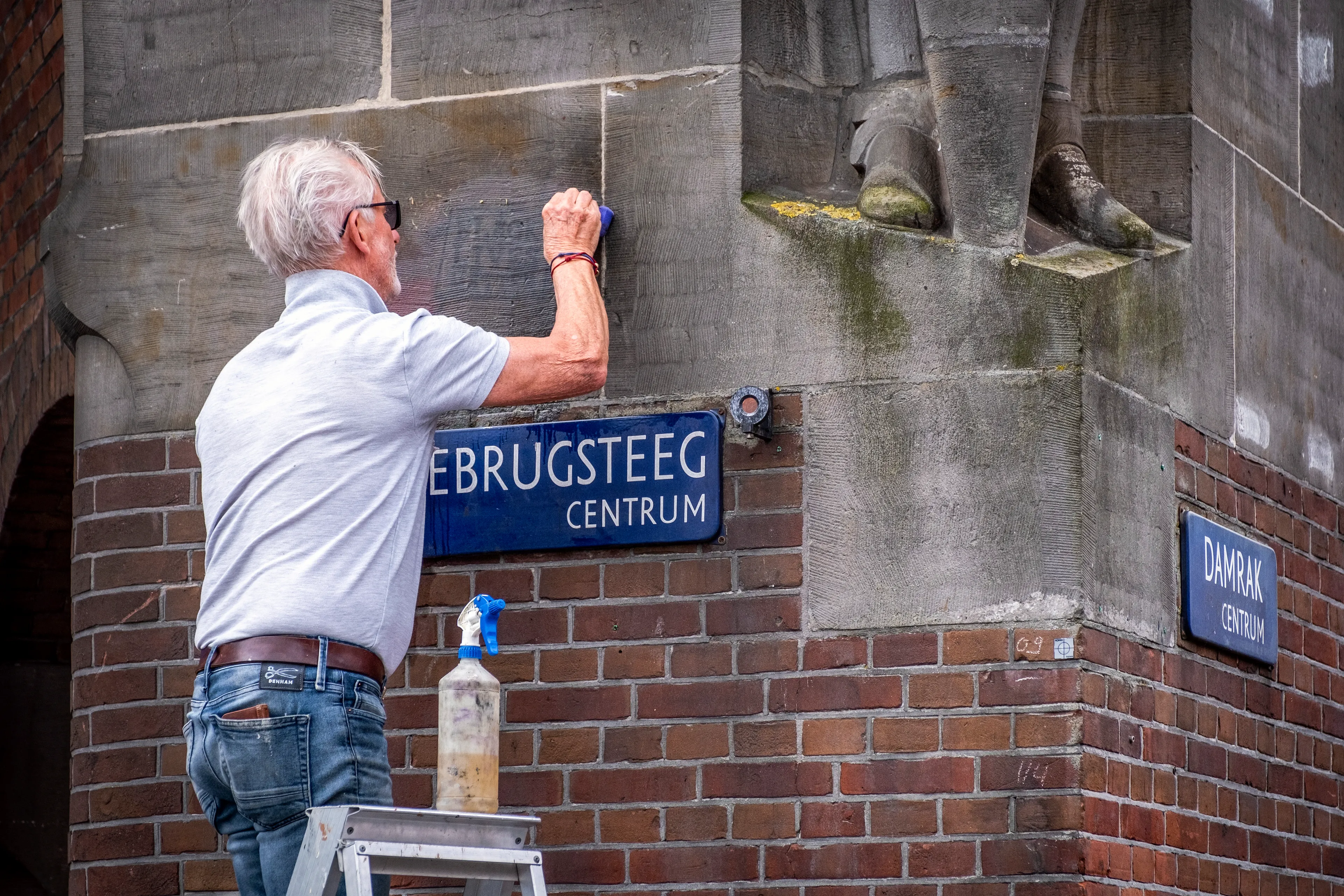 Baas van Tony's Chocolonely opgepakt wegens spuiten antiracisme-graffiti