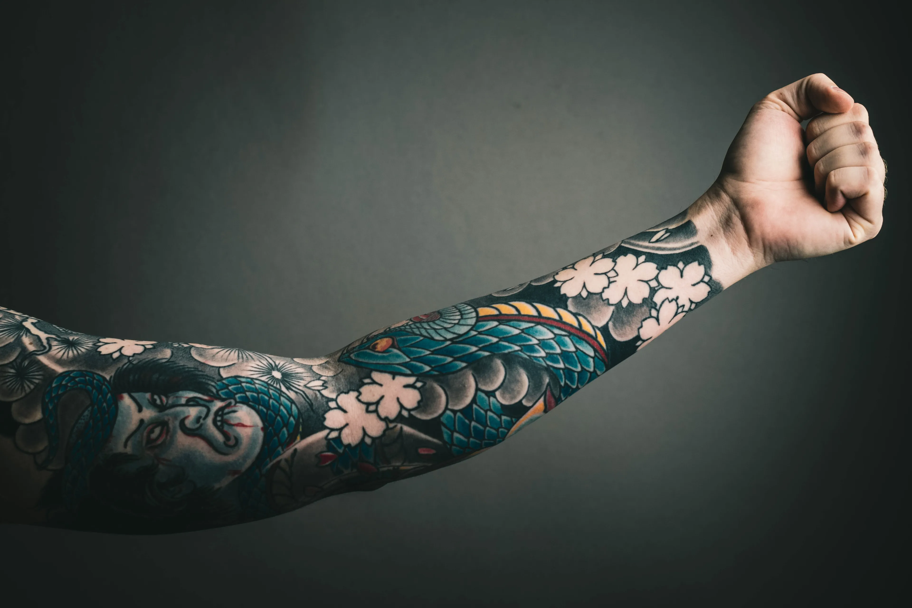 Tattoo-inkt per direct aan banden gelegd, groene en blauwe inkt op zwarte lijst