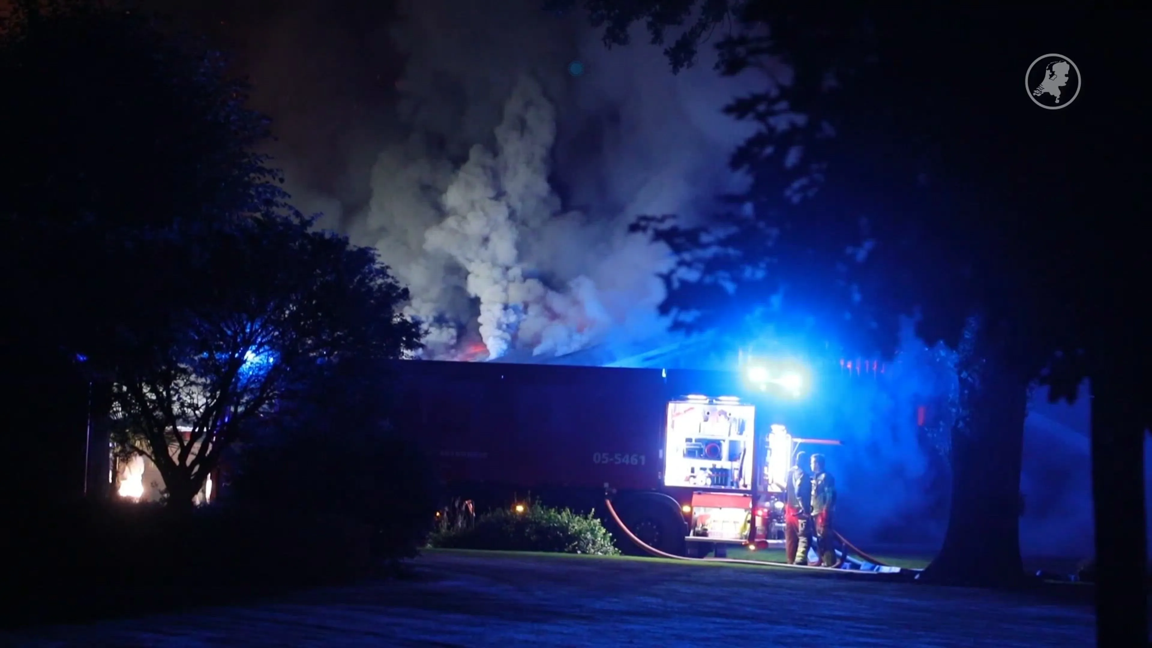Schuur en kampeerwagens verwoest door brand in Nijverdal
