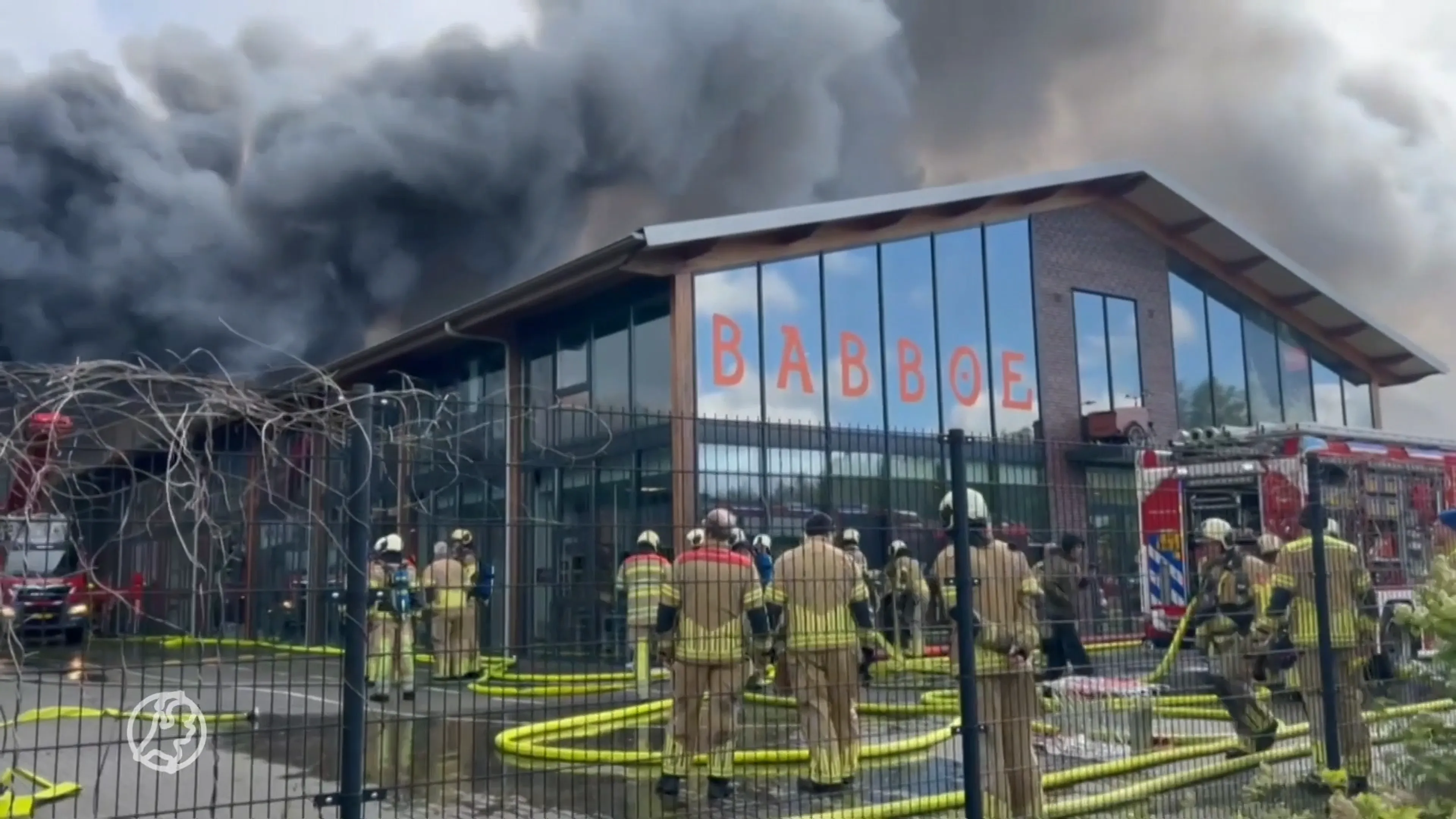 Enorme brand verwoest pand in Amersfoort, hoofdkantoor Babboe veilig