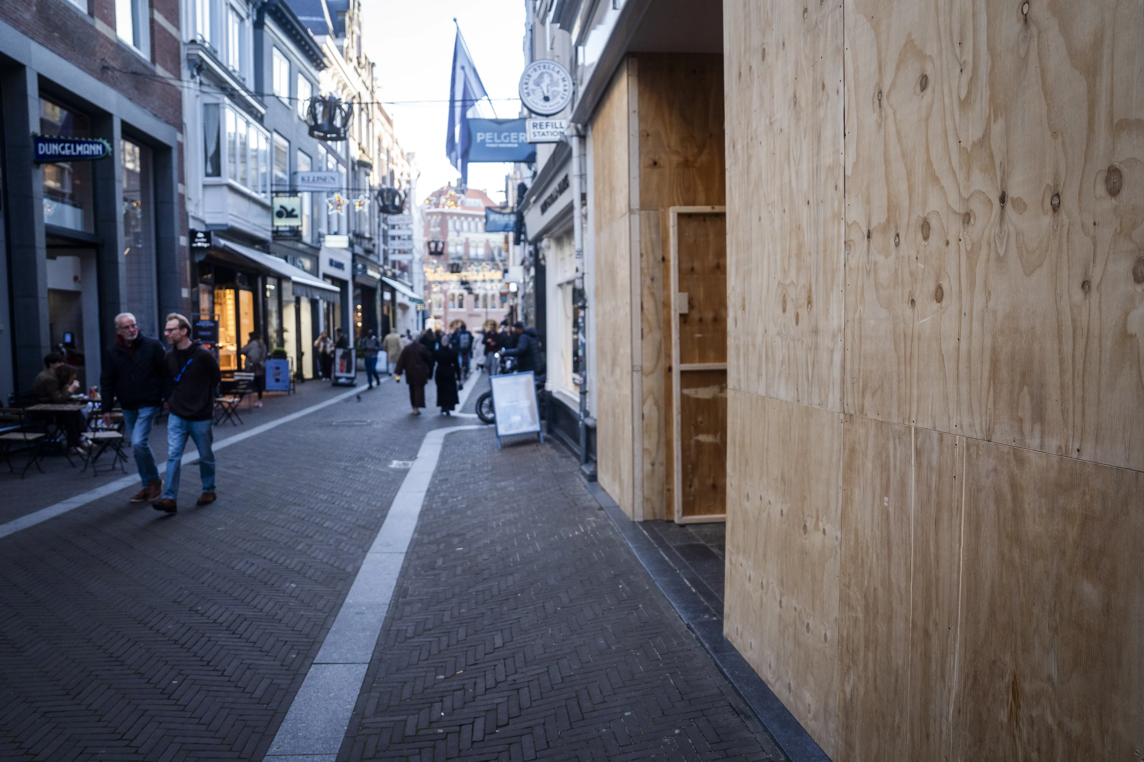 Meer winkels in Den Haag dichtgetimmerd uit vrees voor rellen