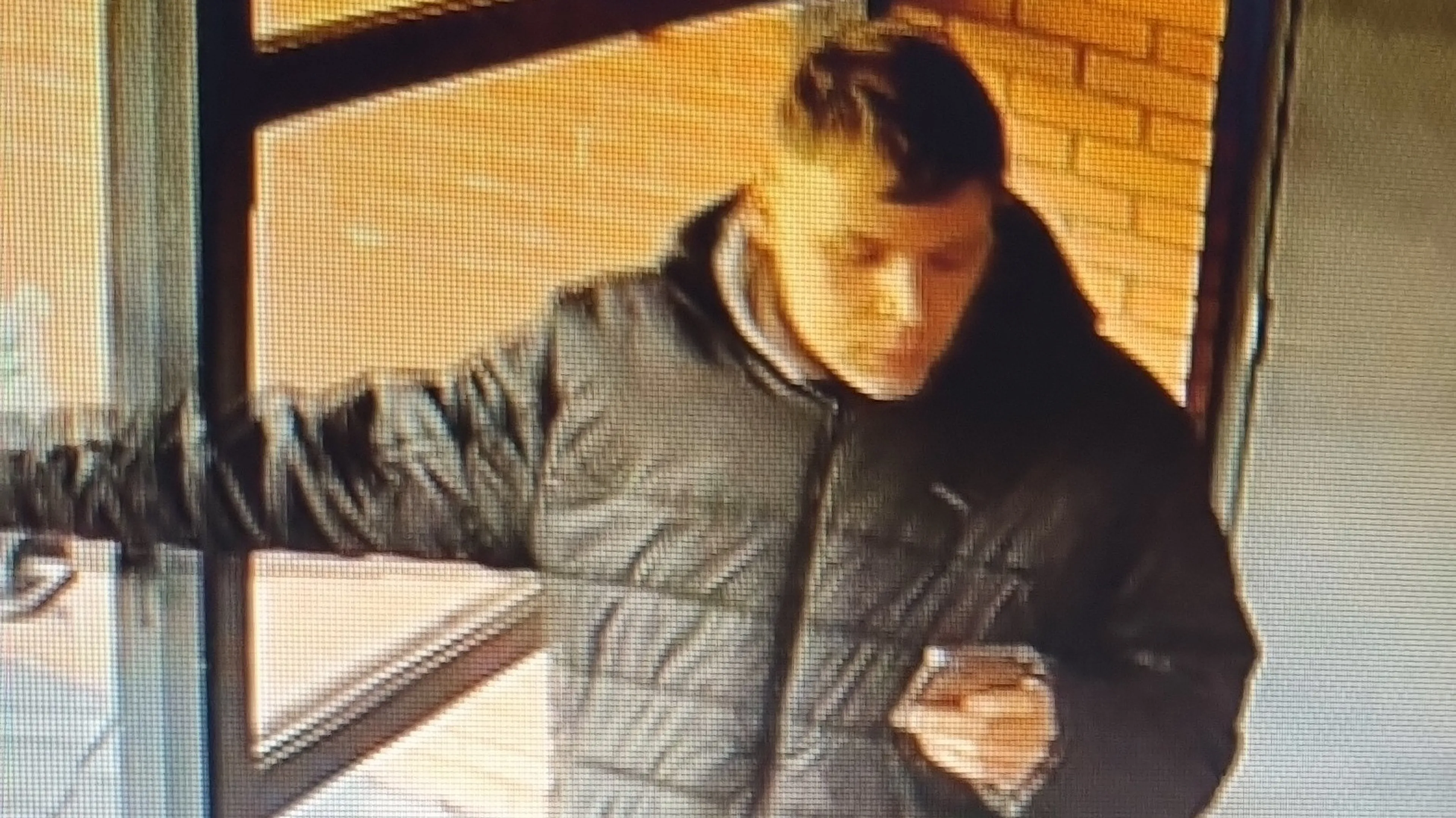 Hoogbejaarde (99) beroofd van pinpassen, politie zoekt deze verdachte