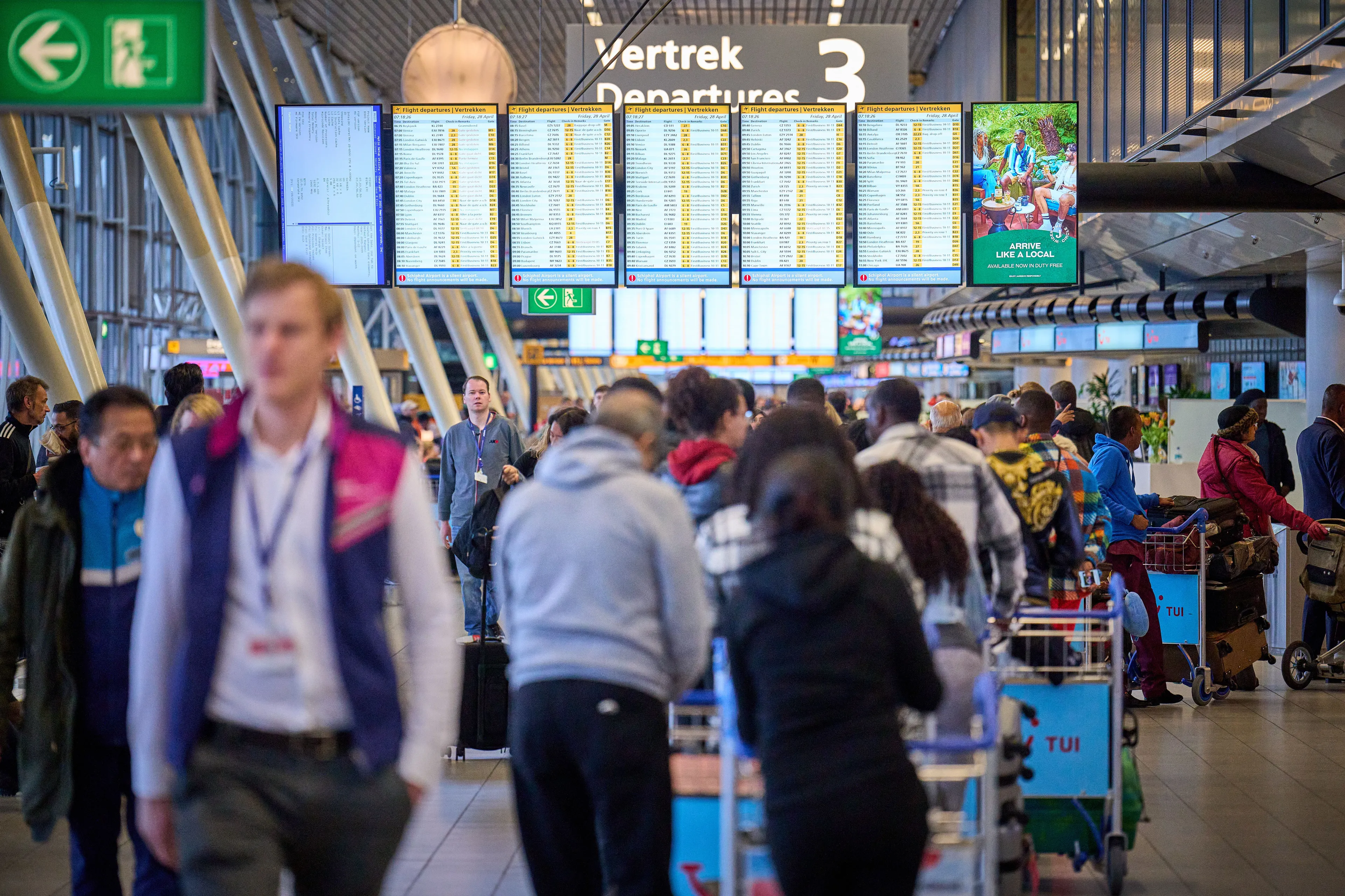Beveiligers Schiphol leggen werk neer: kans op langere wachtrijen