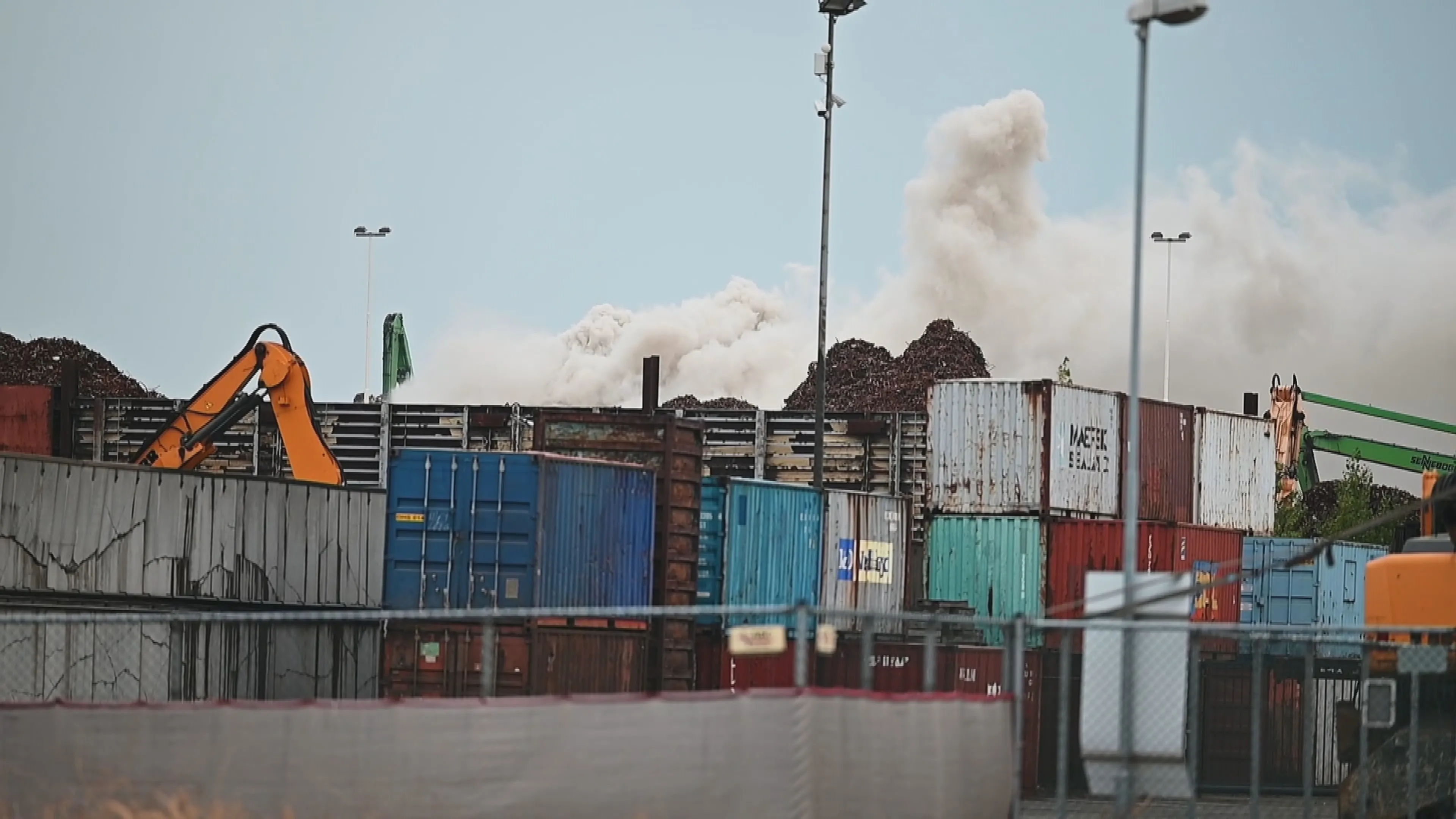 Stank- en rookoverlast door grote smeulbrand bij afvalverwerker Rotterdam