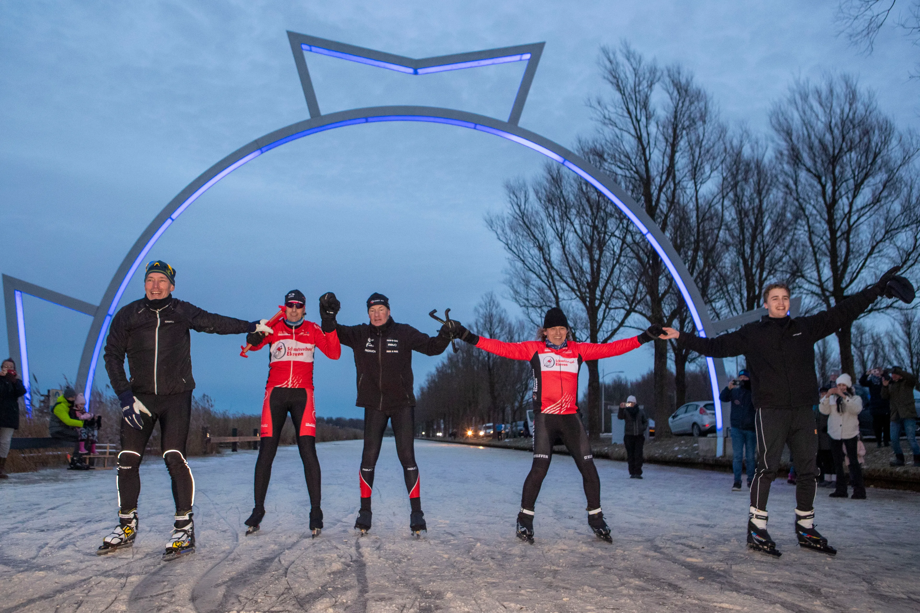 Henk Angenent finisht in Leeuwarden na (gedeeltelijke) Elfstedentocht: 'Het is ongelooflijk'