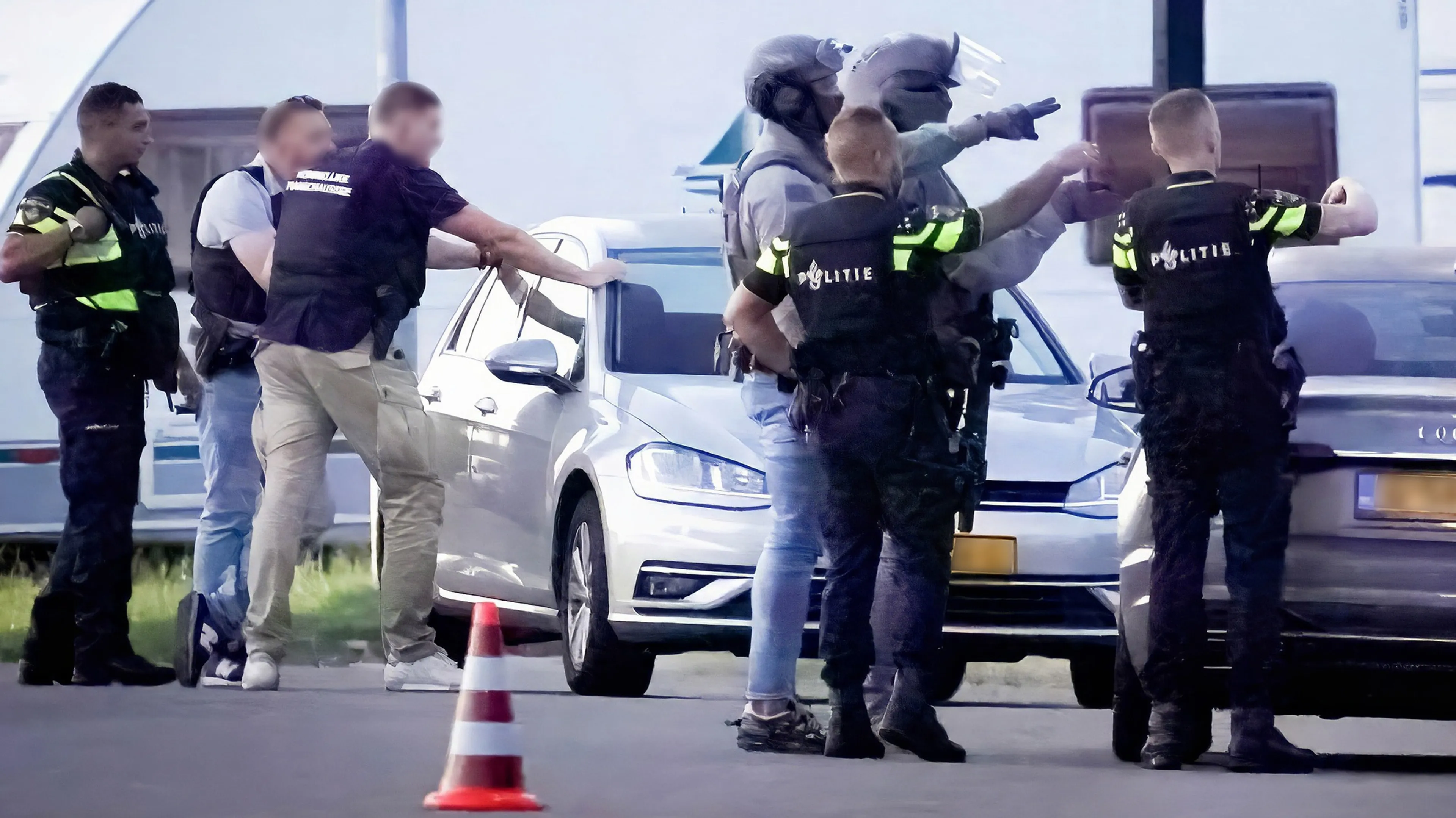 Dubbel schietdrama in Winschoten: twee gewonden, klopjacht op schutter(s)
