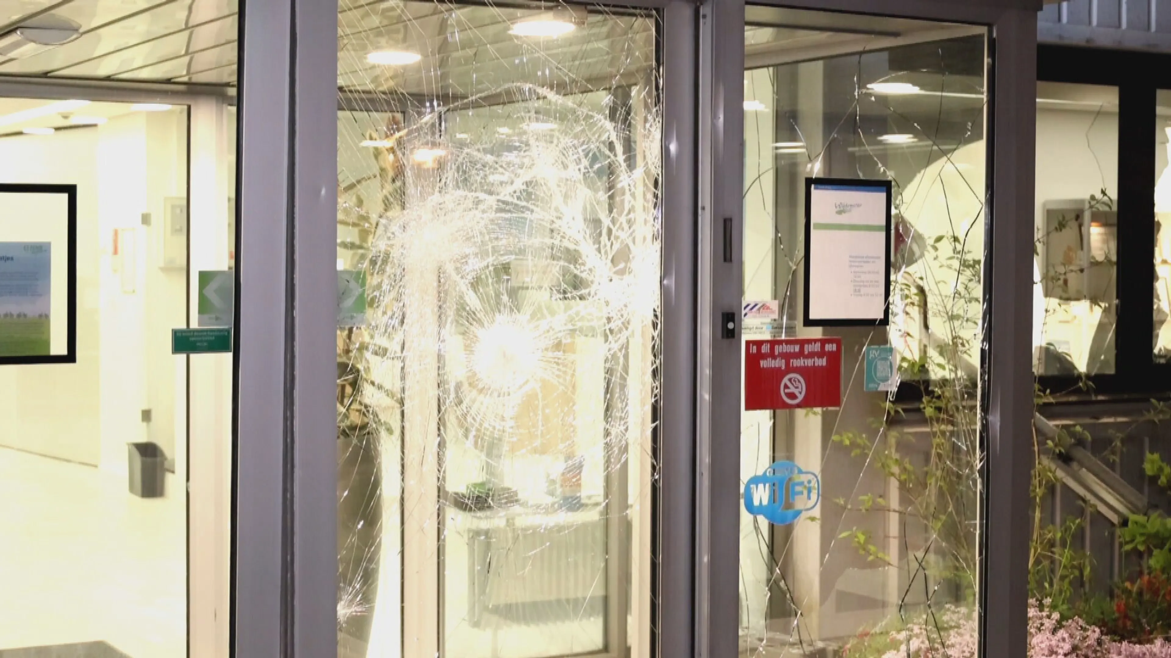 Gemeentehuis in Loosdrecht vernield: meerdere ramen en deuren beschadigd