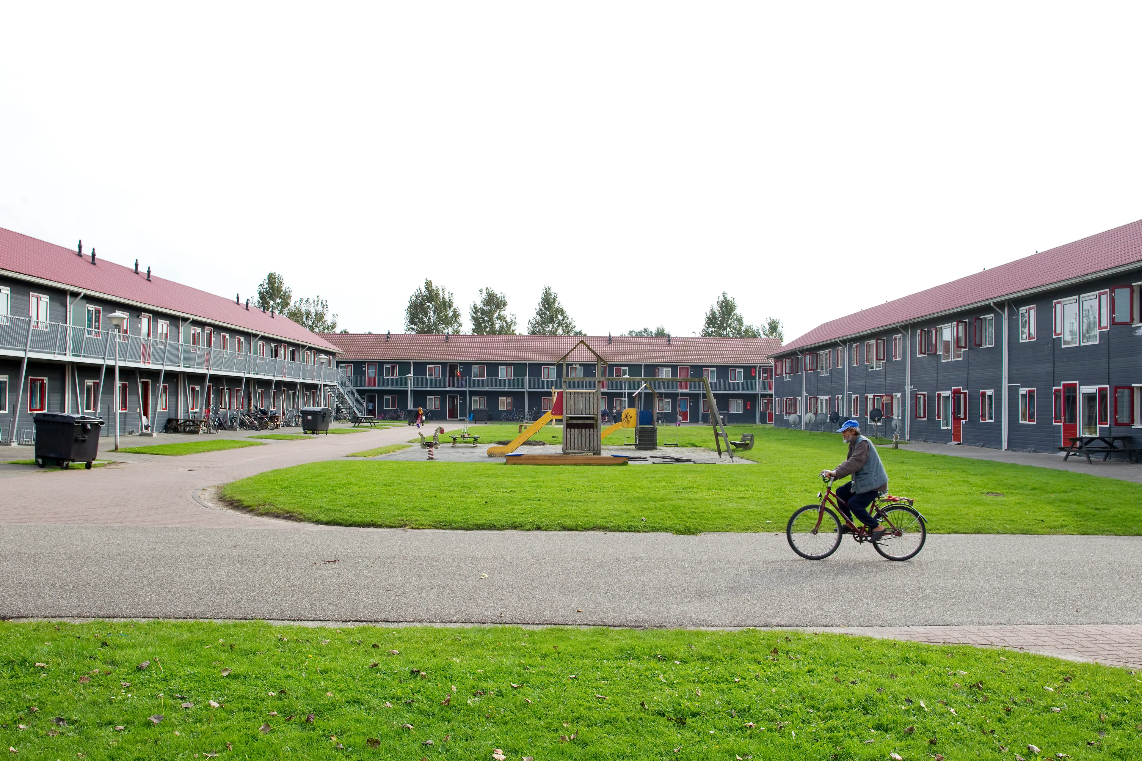 Asielzoekers vrezen corona om te kleine woningen, stappen naar rechter