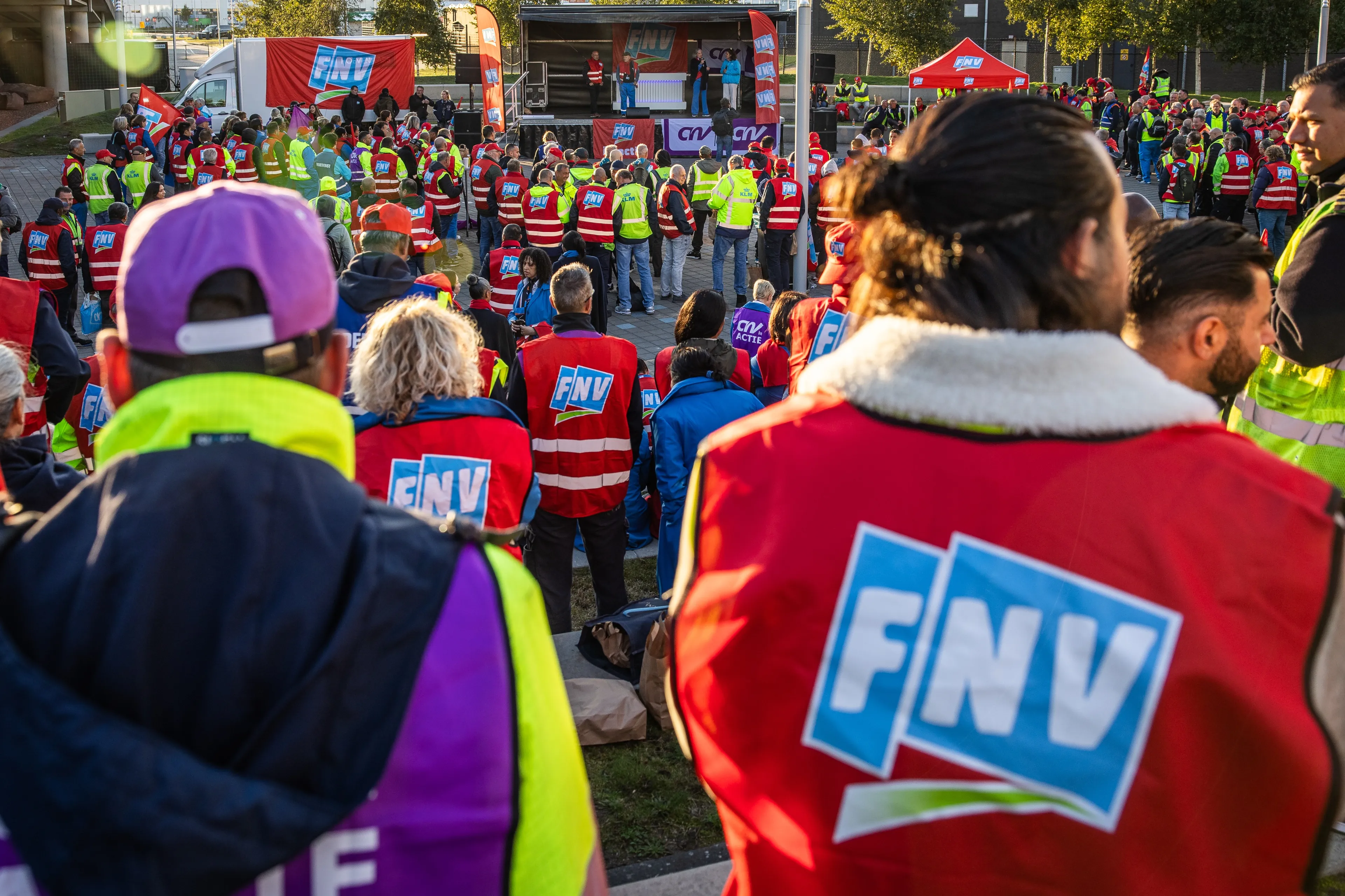 KLM sleept vakbonden voor rechter: stakingen grondpersoneel kostten al 30 miljoen