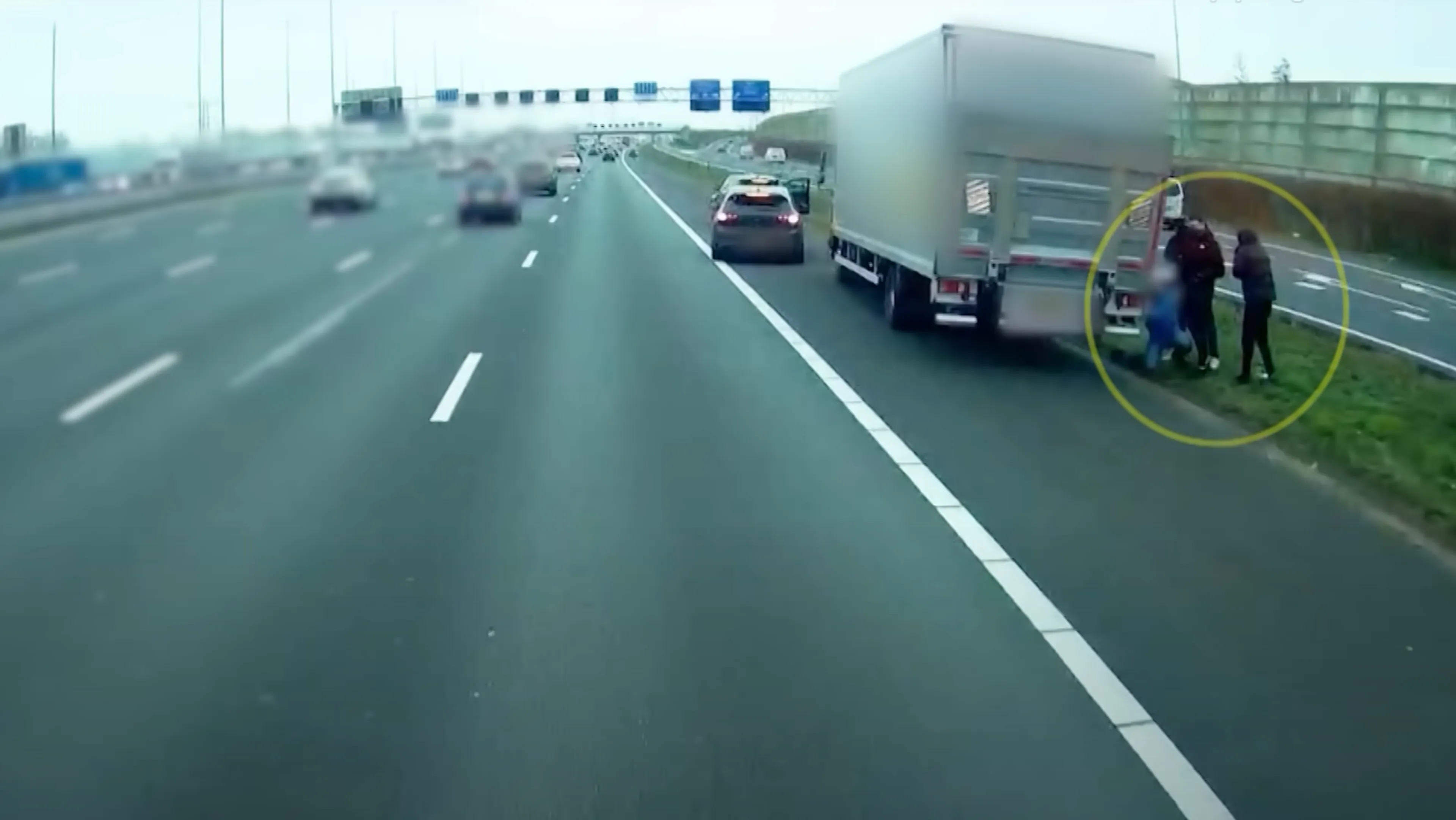 Dashcambeelden tonen brute drugsroof op A1 bij Muiden