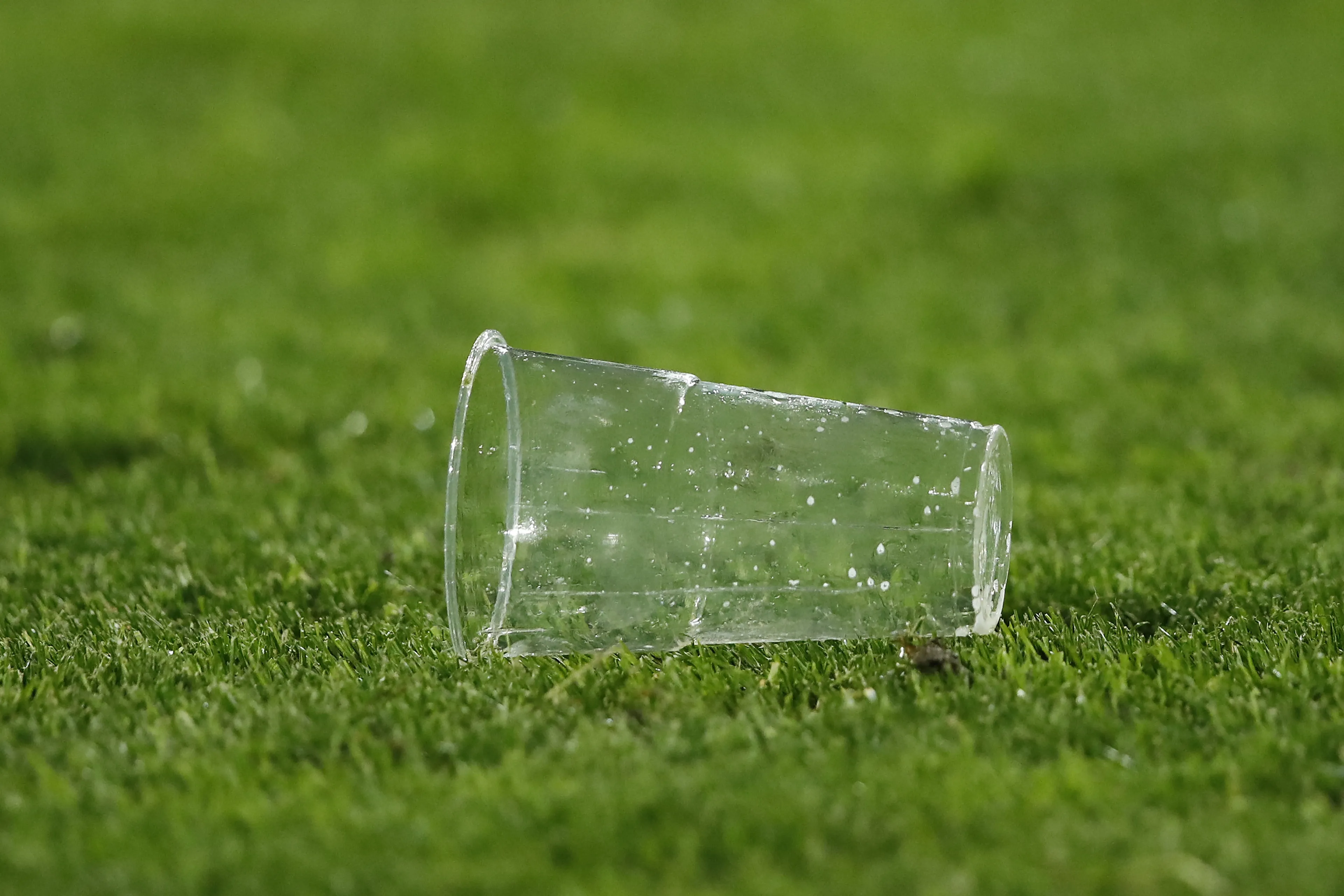 Duel Willem II - NAC Breda definitief gestaakt na tweede keer voorwerpen op het veld