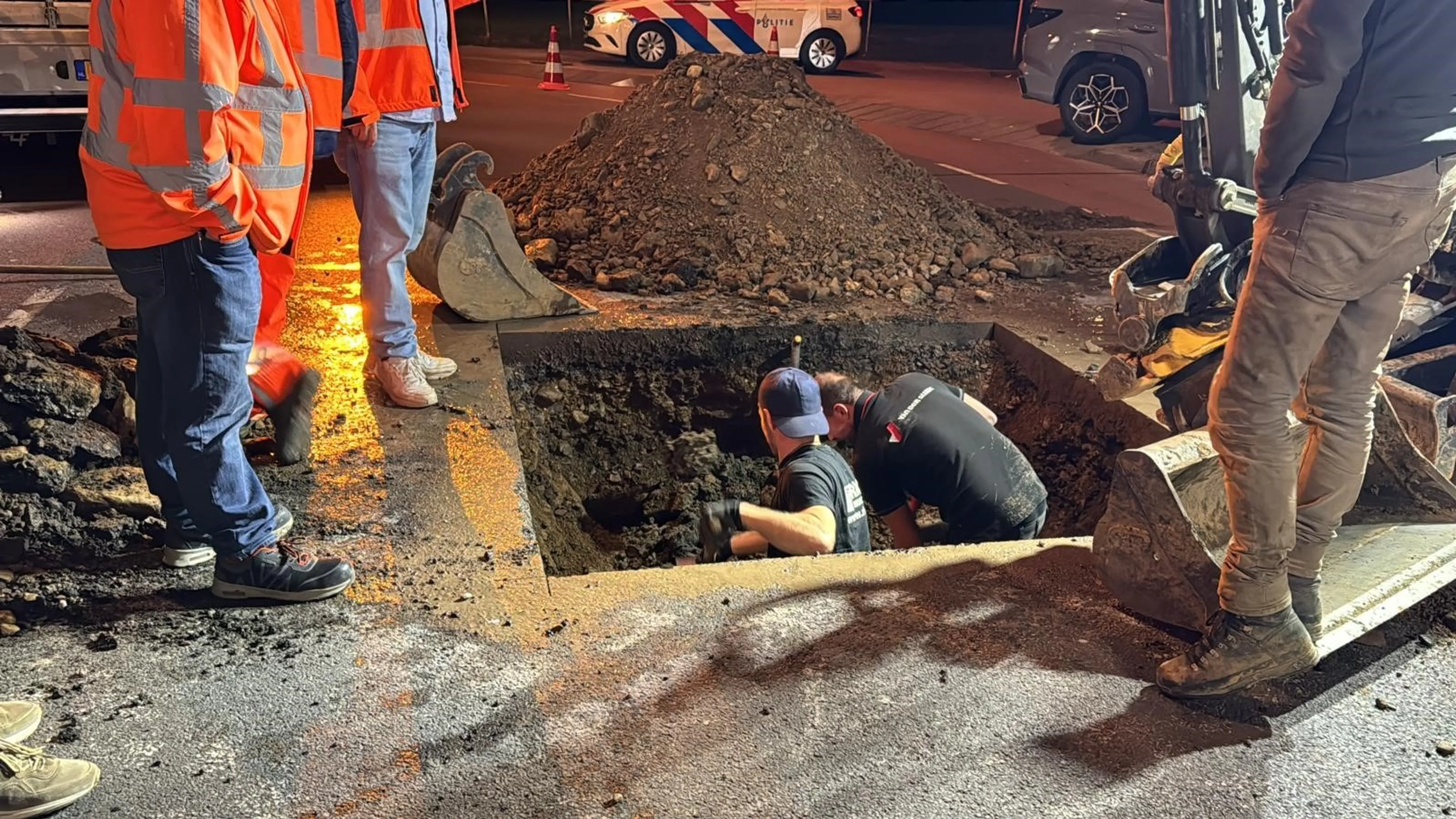 Flinke verzakking in straat in Maastricht door sinkhole, weg voorlopig dicht