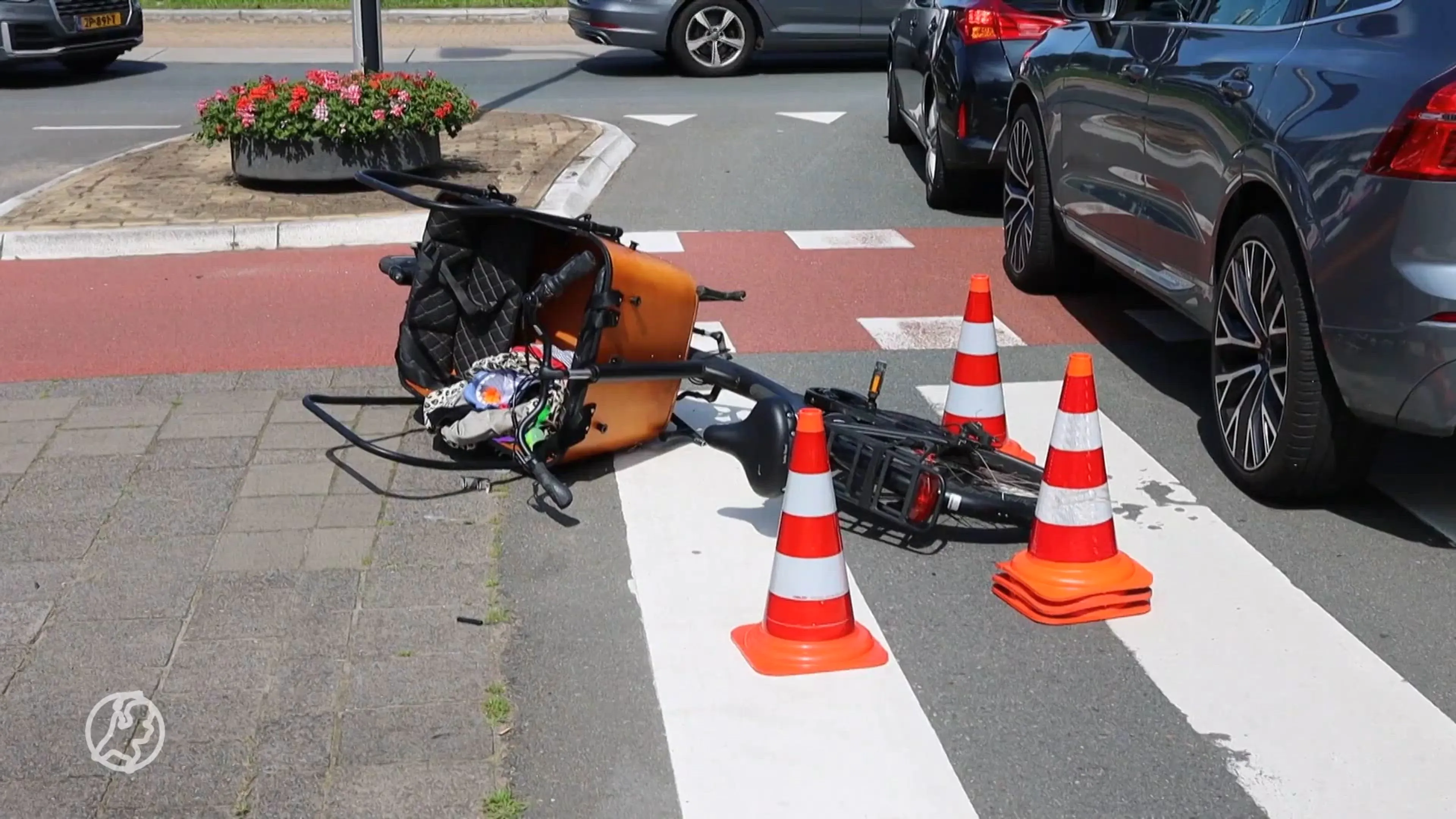 Vader en kind naar ziekenhuis na ongeluk met bakfiets op rotonde