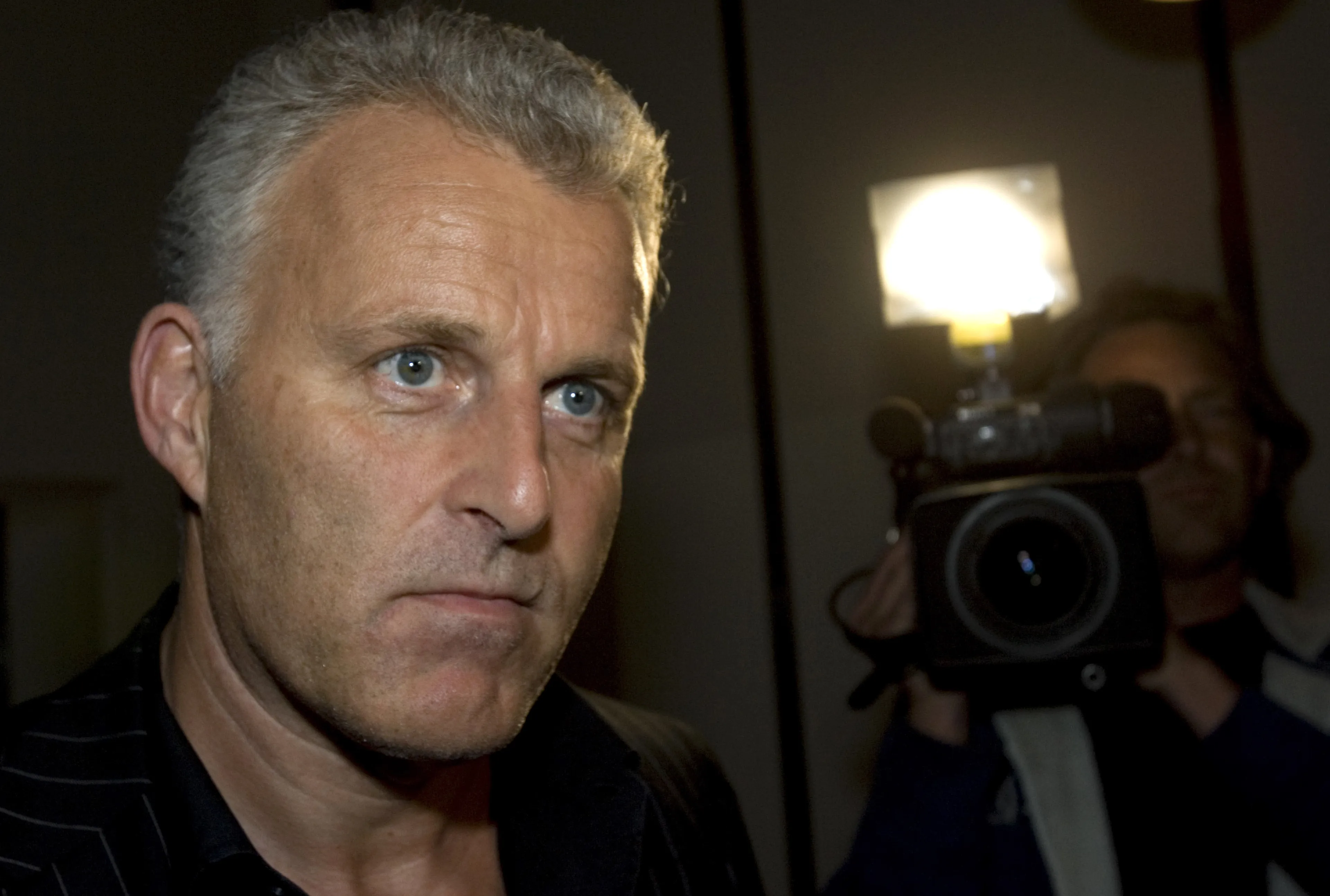 Ex-vrouw maakt eerbetoon aan Peter R. de Vries: 'Met brieven bij bloemenzee'