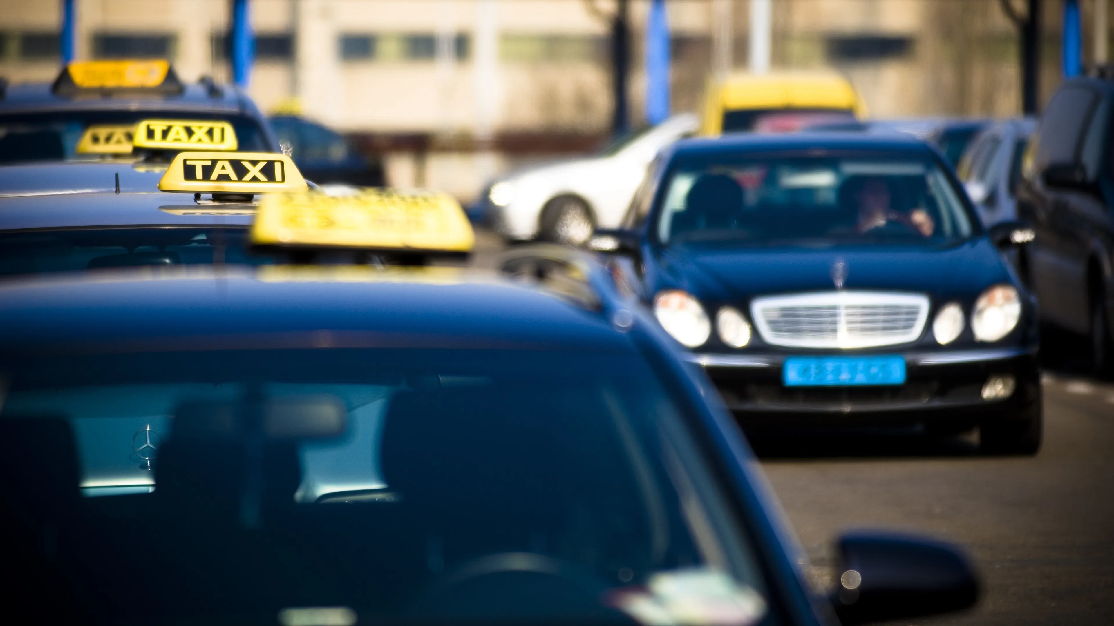 'Asielzoekers frauderen met taxi’s voor medische ritten'