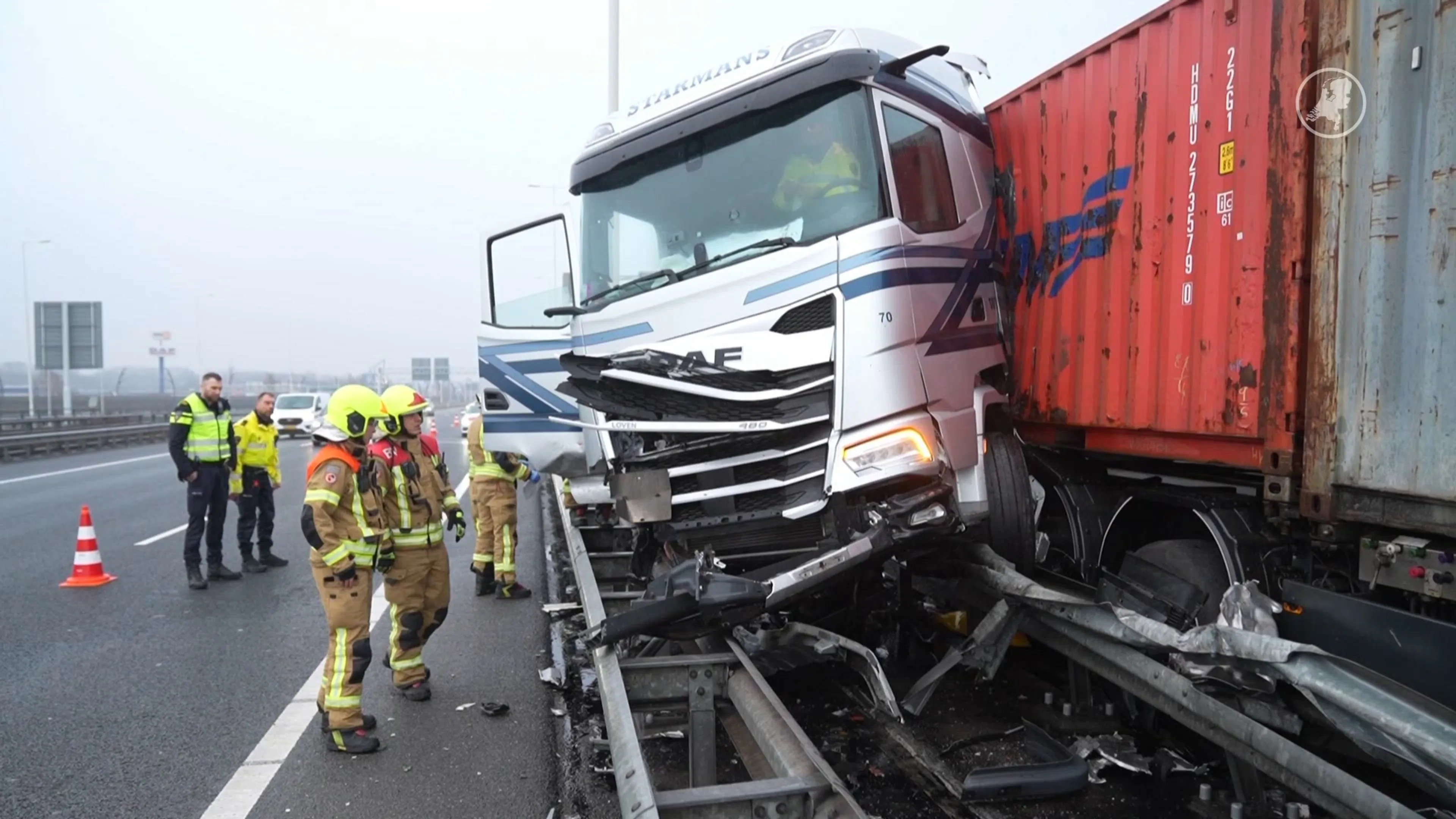Grote plas diesel op A15 na ongeluk met vrachtwagen