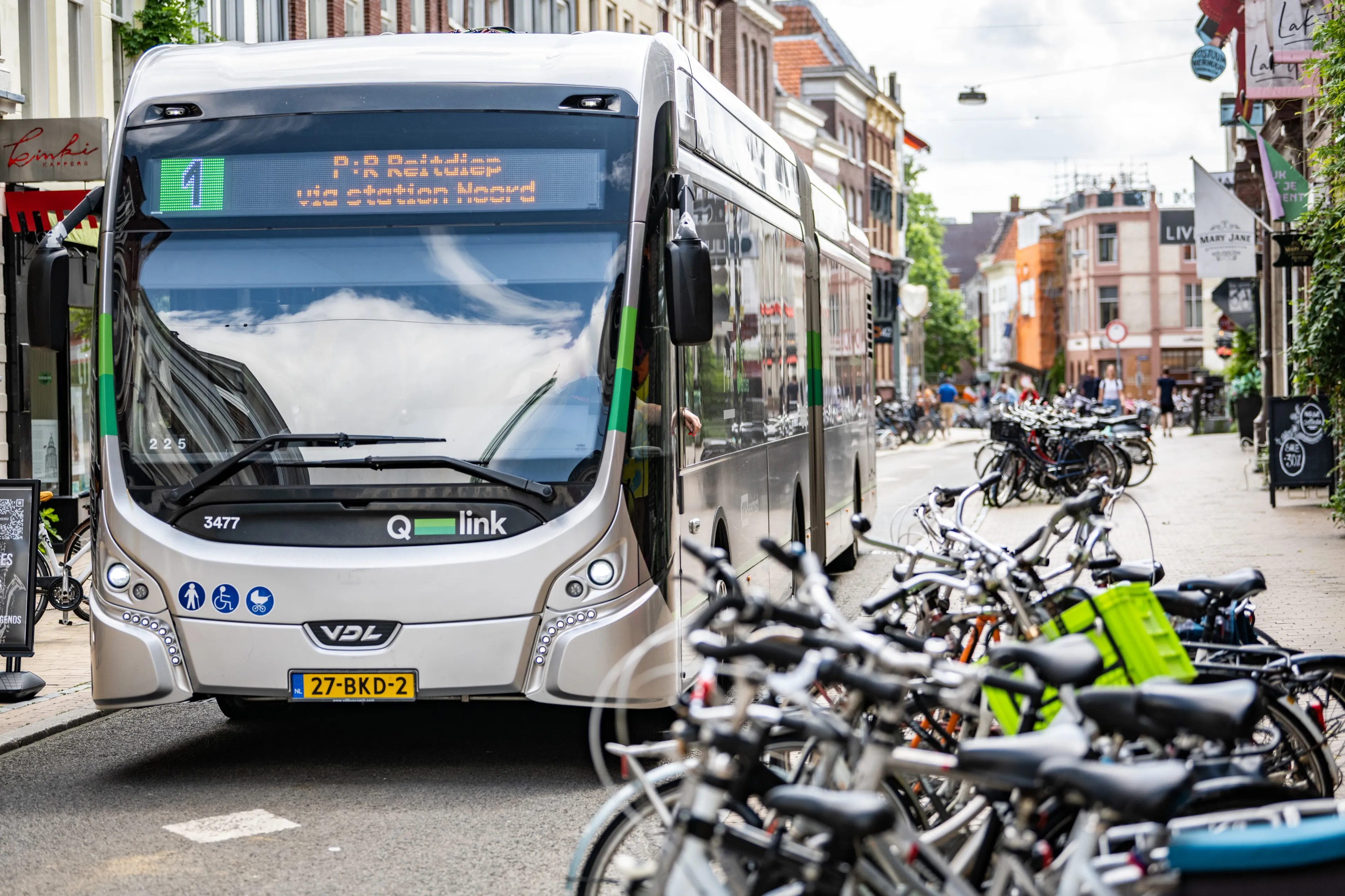 Studentenfeest loopt uit de hand: bussen beschadigd en ME aanwezig