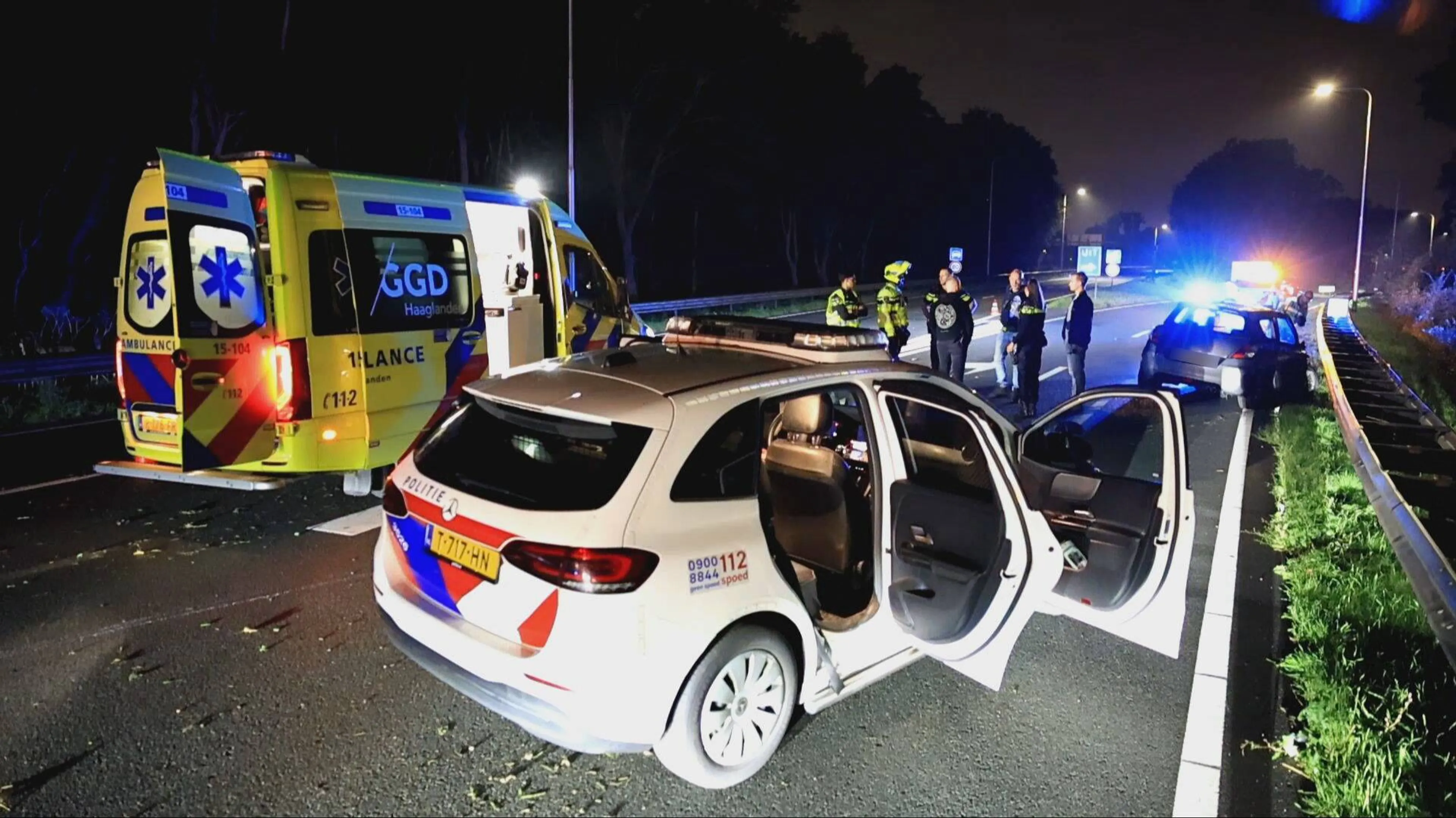 Automobilist rijdt in op motoragent in Delft: 'Ging net goed'